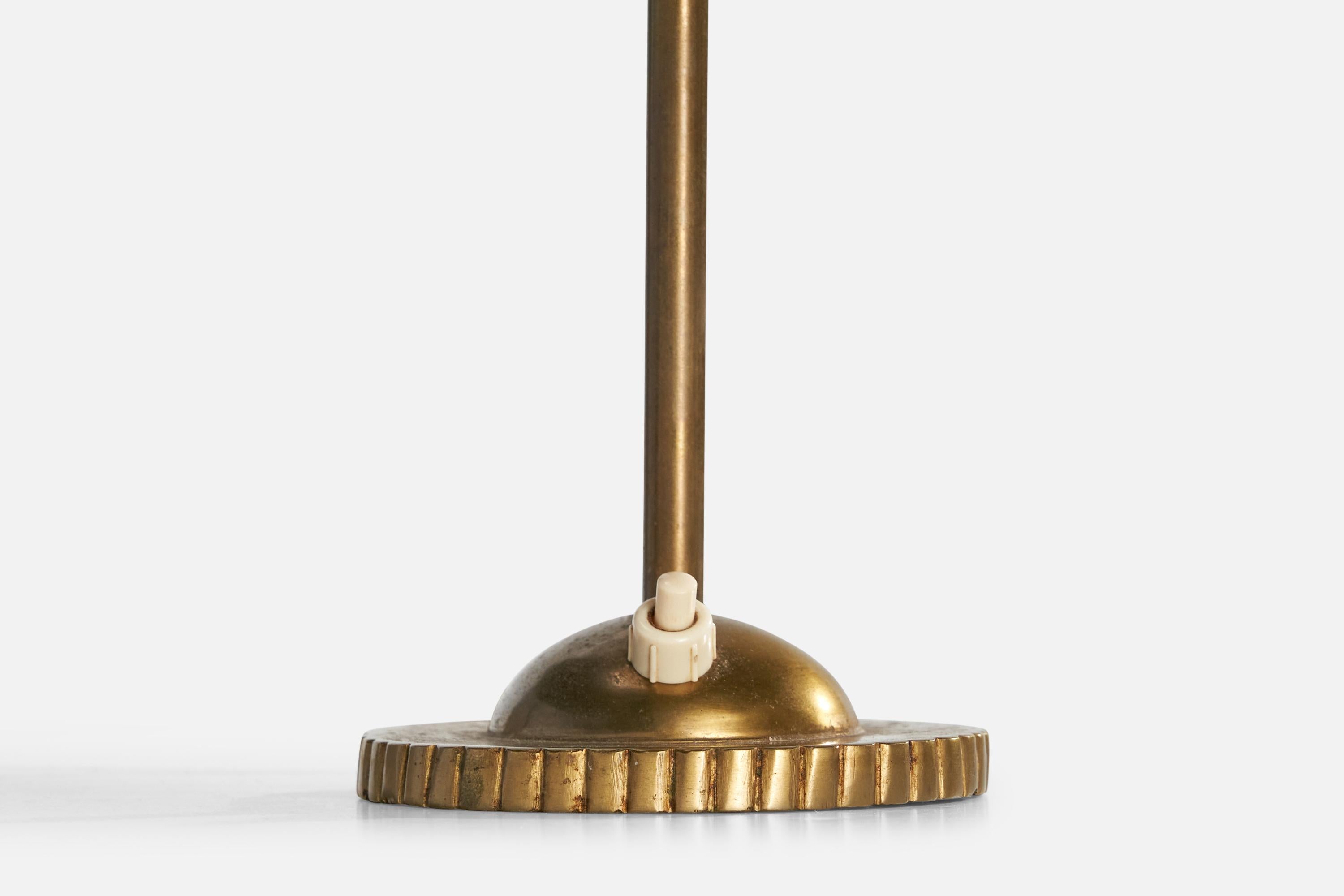 Scandinave moderne Designer suédois, Lampes de Table, Laiton, Tissu, Suède, Années 1940 en vente