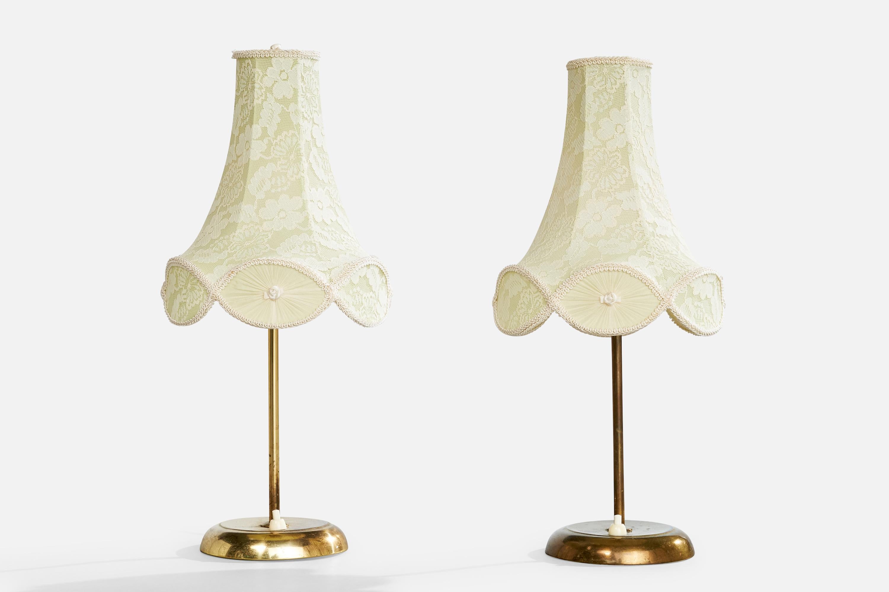 Paire de lampes de table en laiton et tissu brodé, conçues et produites en Suède, c.1950.

Dimensions de la lampe avec abat-jour (pouces) : 17.5