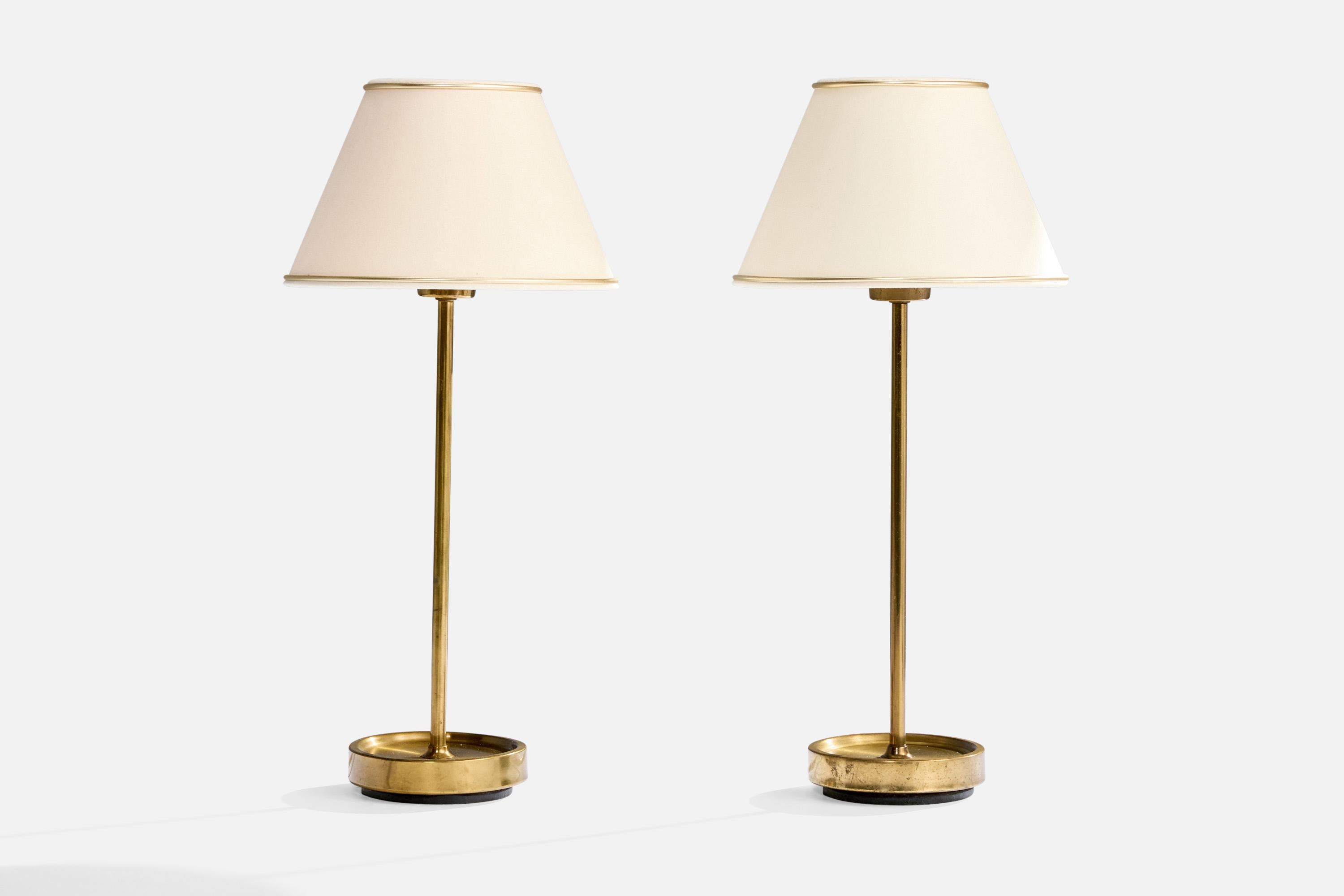 Pareja de lámparas de sobremesa de latón y tela blanquecina, diseñadas y fabricadas en Suecia, c. 1950.

Dimensiones de la lámpara con pantalla (pulgadas): 17,0 