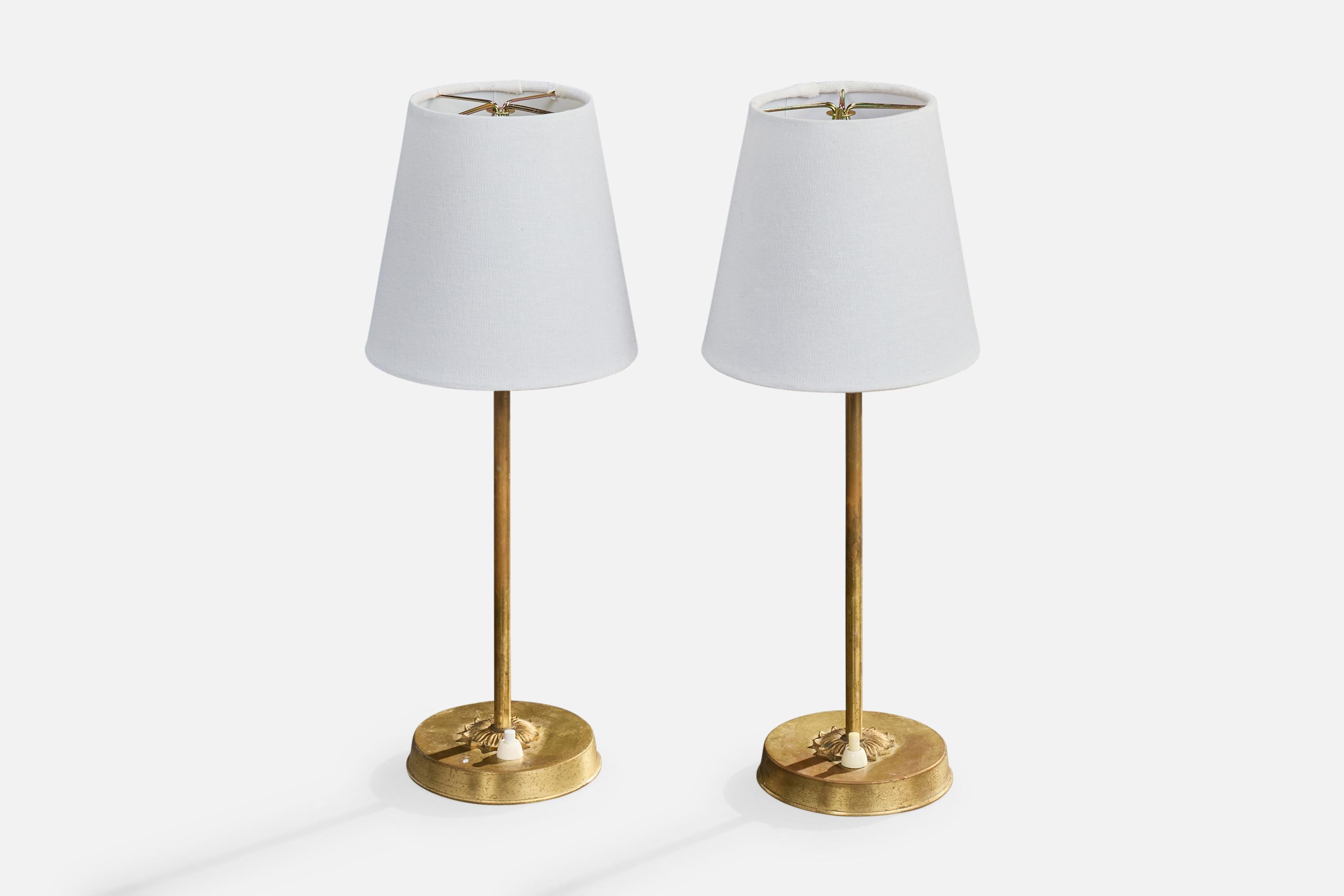 Mid-Century Modern Designer suédois, lampes de table, laiton, tissu, Suède, années 1950 en vente