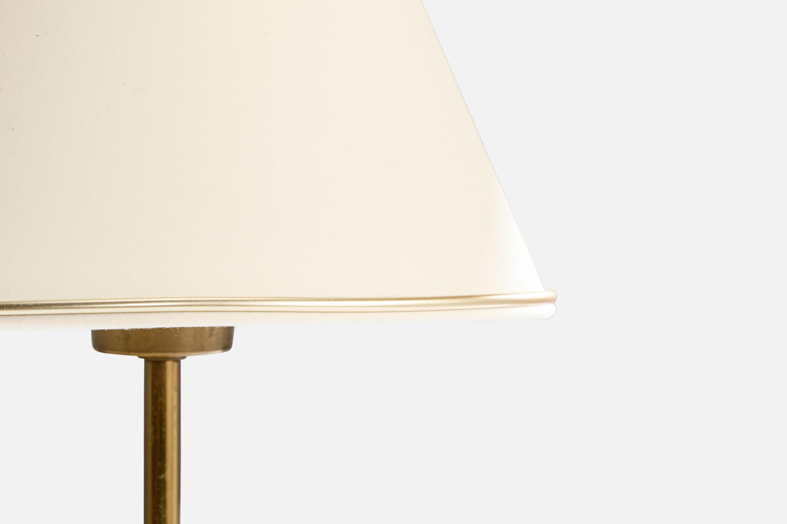 Diseñador sueco, Lámparas de mesa, latón, tela, Suecia, años 50 mediados del siglo XX en venta