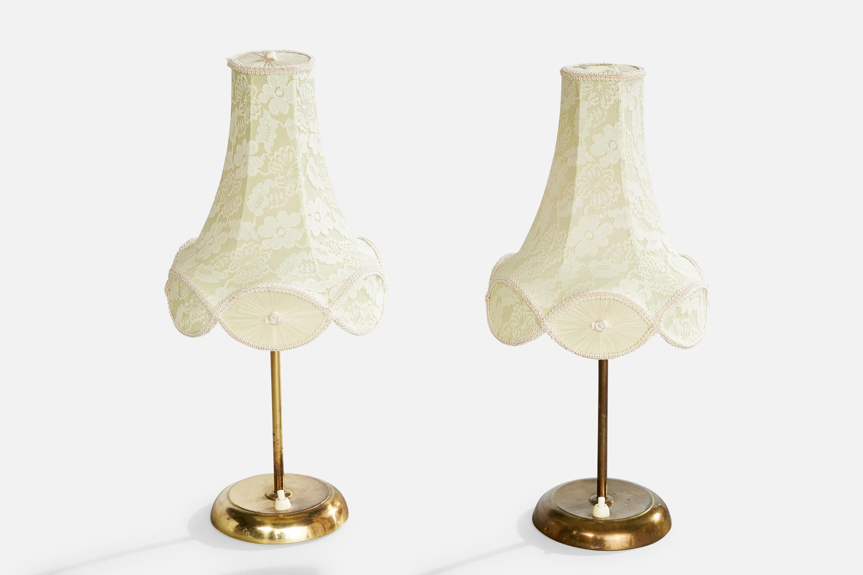 Laiton Designer suédois, lampes de table, laiton, tissu, Suède, années 1950 en vente