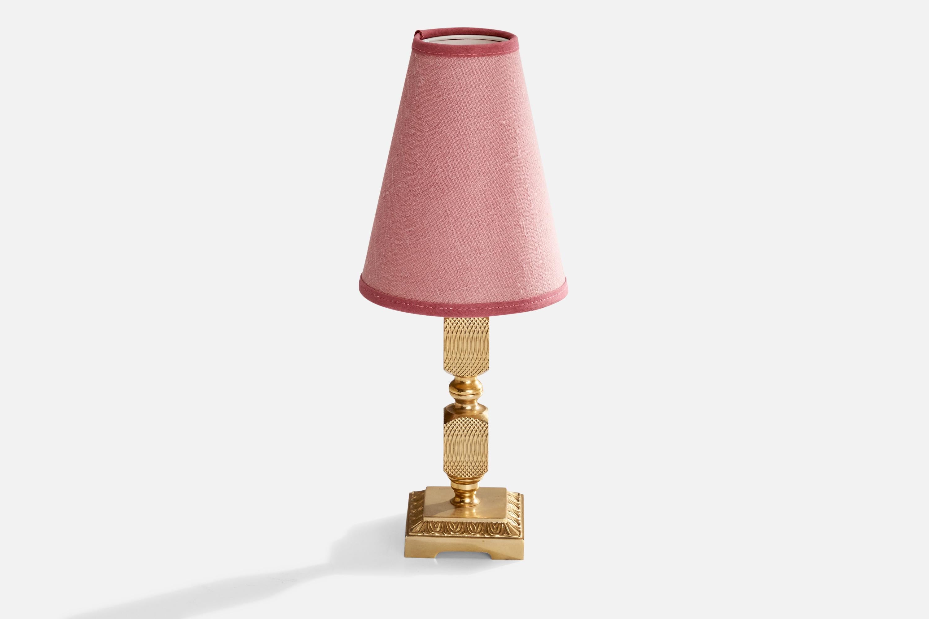 Milieu du XXe siècle Designer suédois, Lampes de Table, Laiton, Tissu, Suède, Années 1960 en vente