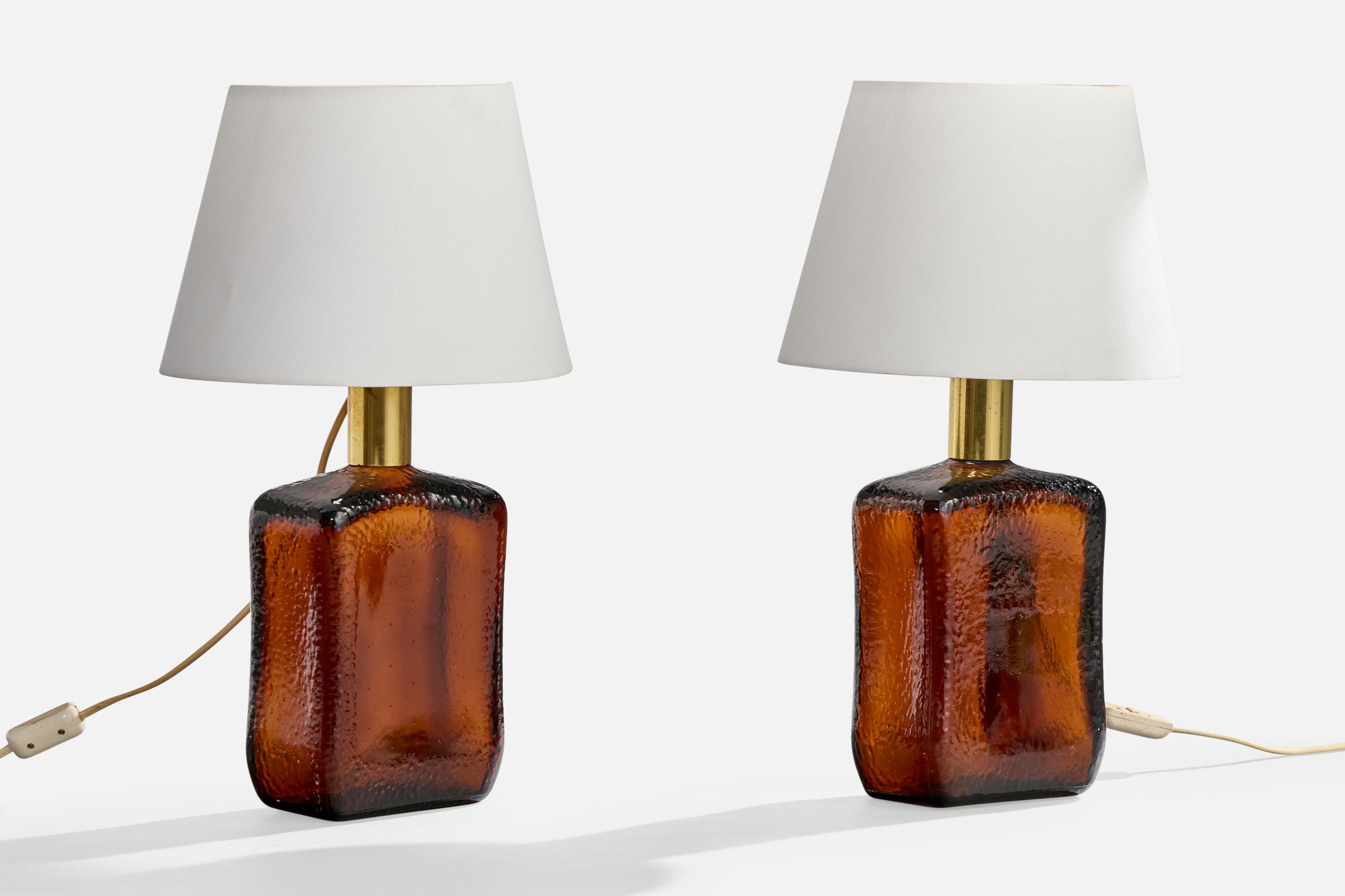 Paire de lampes de table en laiton et verre soufflé de couleur brune, conçues et produites en Suède, c.1950.

Légère oxydation sur les cols en laiton.

Dimensions de la lampe (pouces) : 12.5