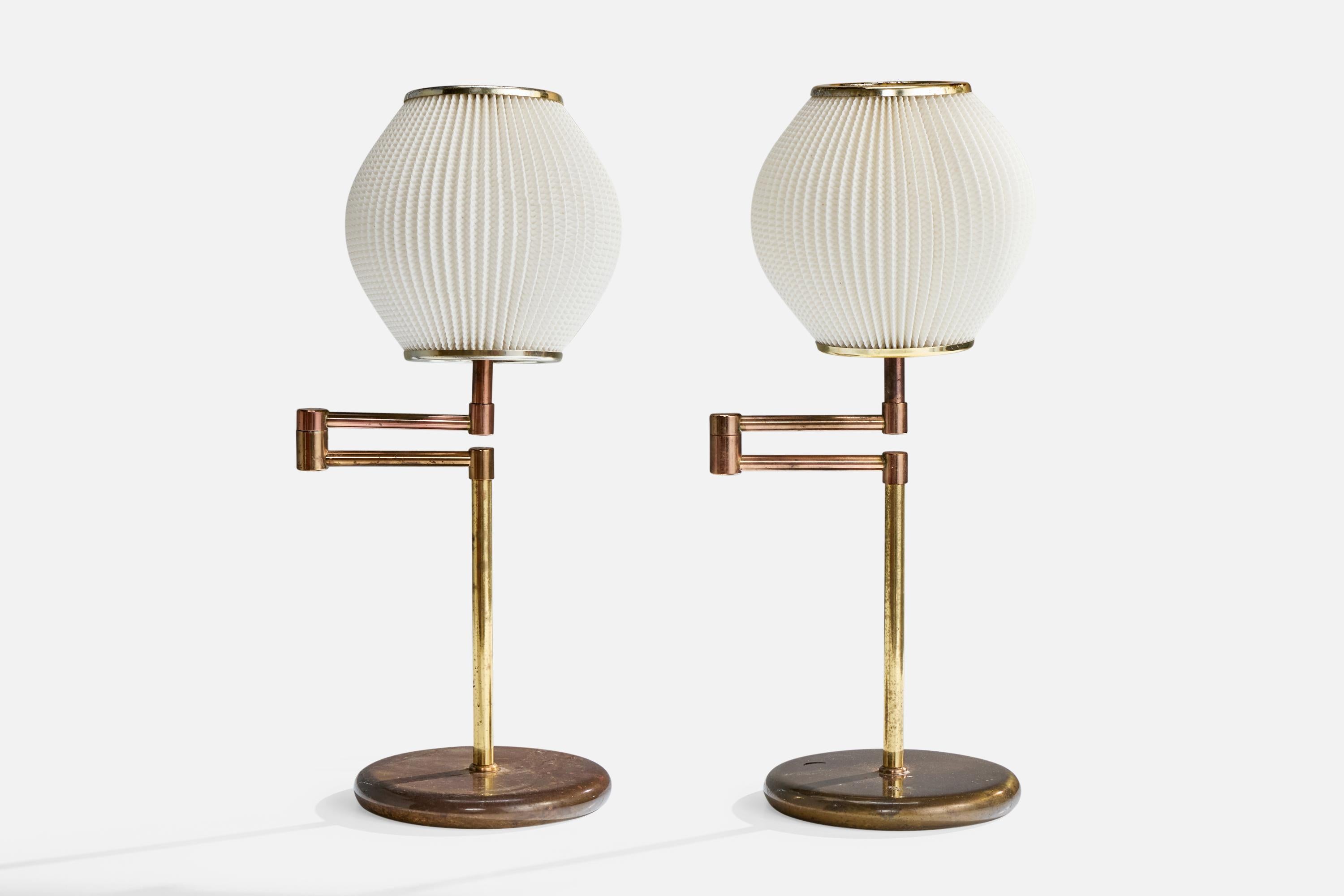 Coppia di lampade da tavolo regolabili in ottone e plastica bianca progettate e prodotte in Svezia, anni '80 circa.

Ossidazione presente nell'ottone

Usura coerente con l'età e l'uso

La profondità complessiva è regolabile; misurata come
