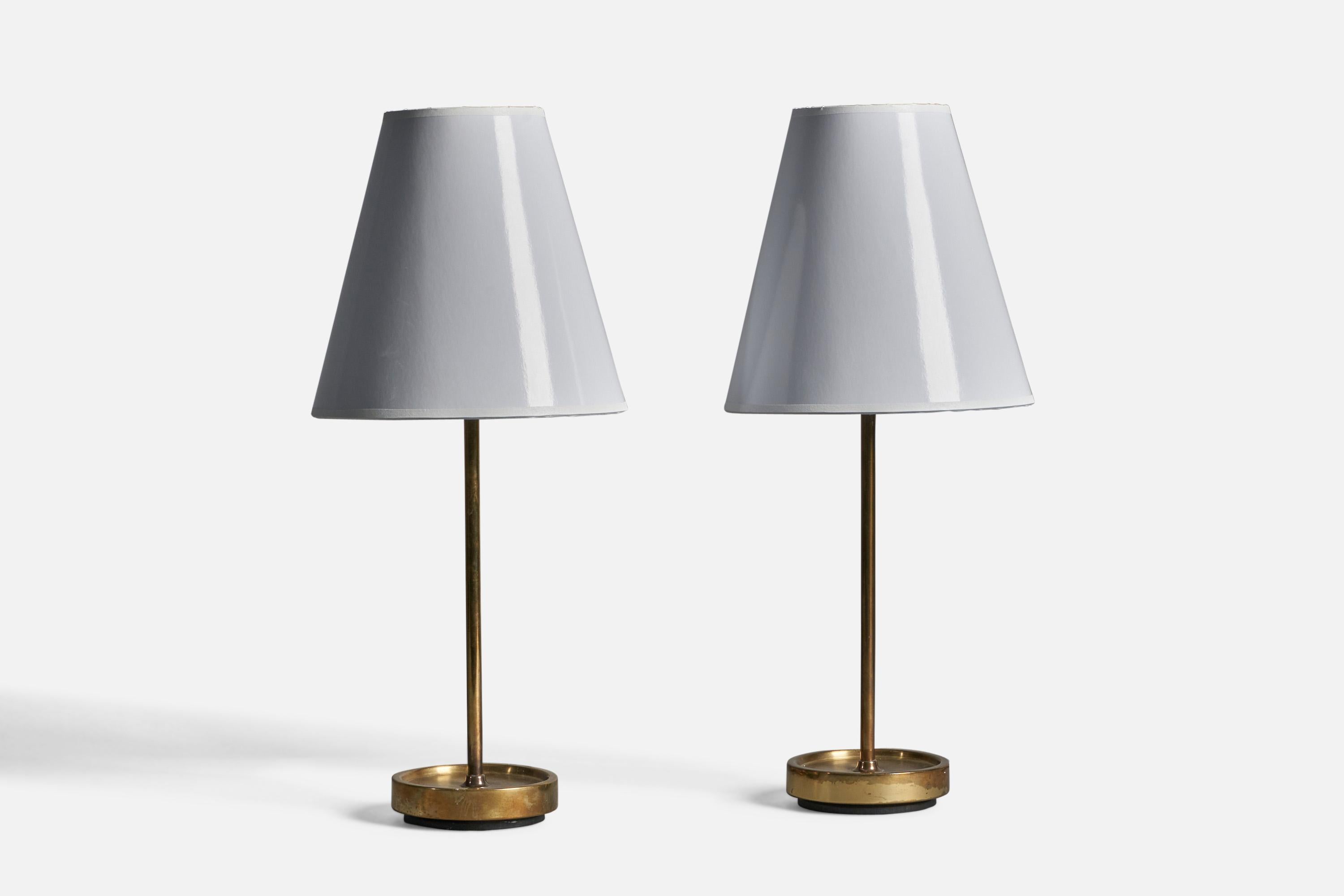 Paire de lampes de table en laiton conçues et produites en Suède, années 1950.

Dimensions de la lampe (pouces) : 14.75