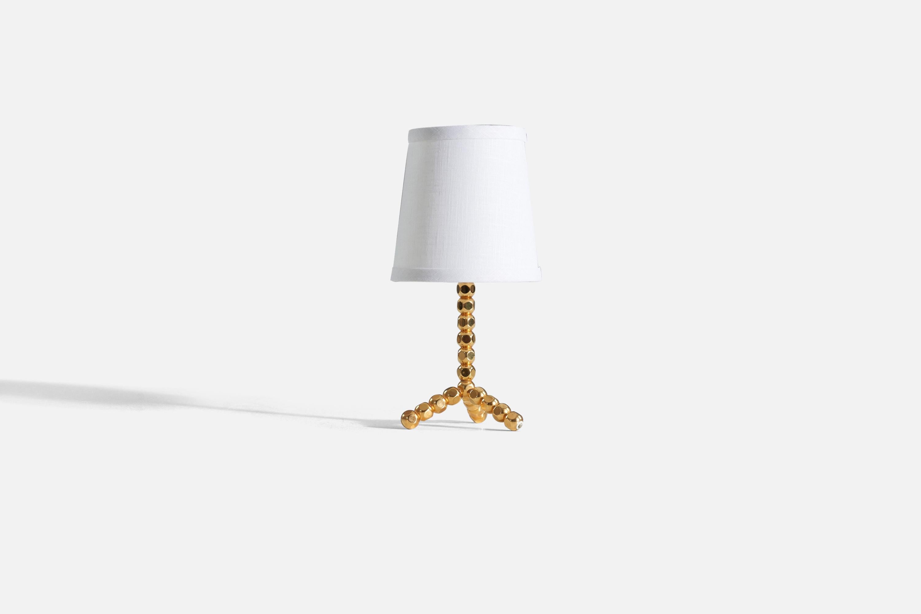 Lampe de table en laiton, conçue et produite par un designer suédois, Suède, C.1960 - 1970.

Vendu sans abat-jour. 
Dimensions de la lampe (pouces) : 8,87 x 5,0625 x 5,0625 (H x L x P)
Dimensions de l'abat-jour (pouces) : 4,5 x 6 x 6,5 (T x B x