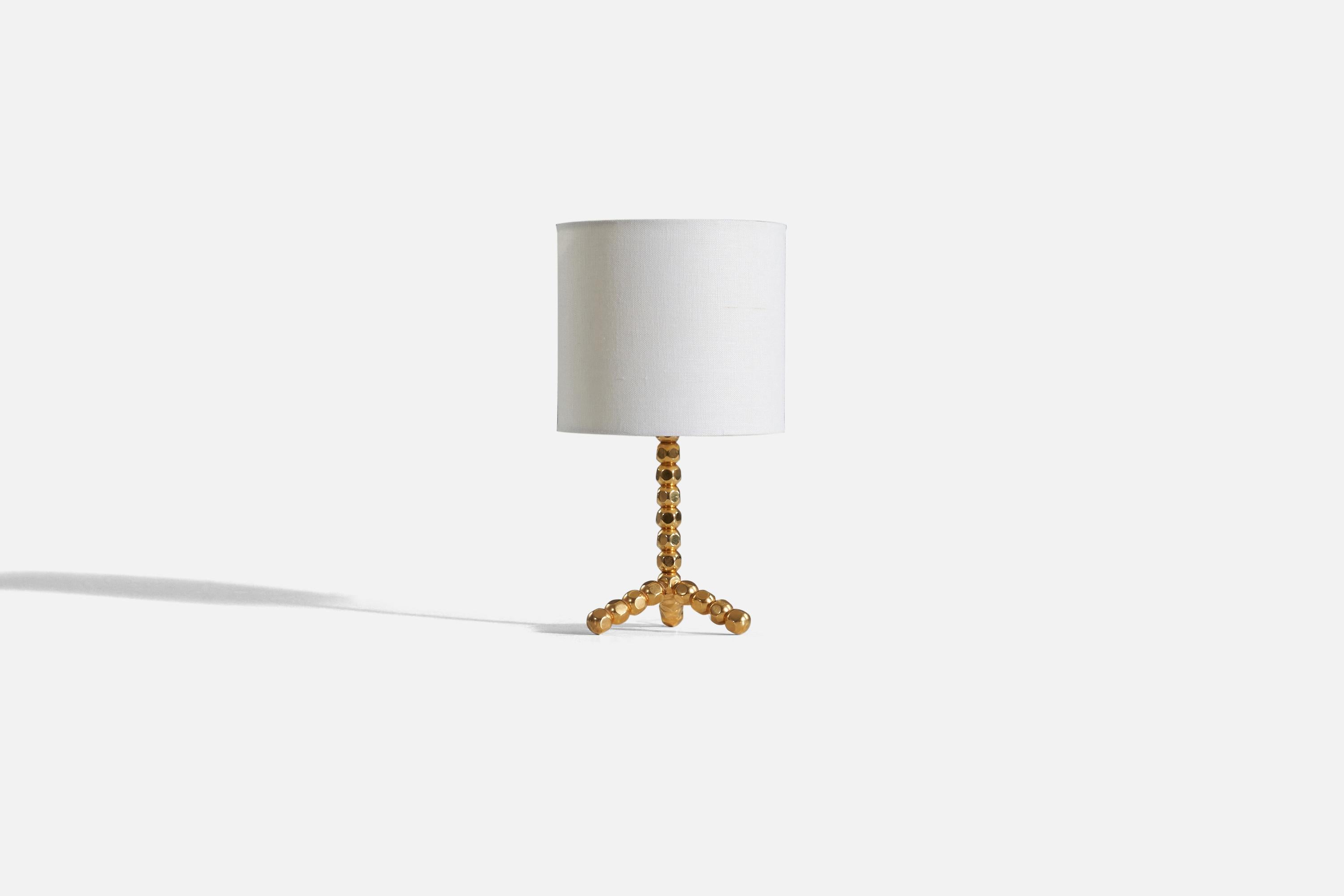 A brass table lamp designed and produced by a Swedish designer, Sweden, c.1960 - 1970s.

Sold without lampshade. 
Dimensions of lamp (inches) : 7.75 x 4.3125 x 4.5 (H x W x D)
Dimensions shade (inches) : 6 x 6 x 5.5 (T x B x H)
Dimension of
