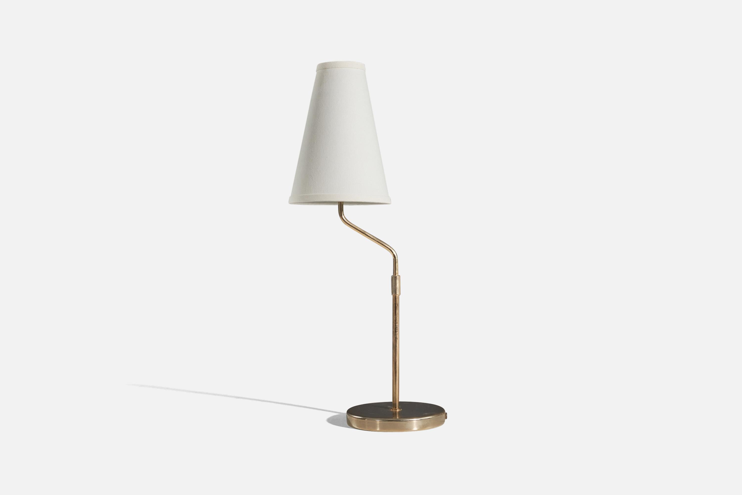 Une paire de lampes de table en laiton conçues et produites en Suède, dans les années 1970. 

Vendu sans abat-jour. 
Dimensions de la lampe (pouces) : 19.56 x 7 x 8,5 (H x L x P)
Dimensions de l'abat-jour (pouces) : 3.25 x 7,25 x 10 (T x B x