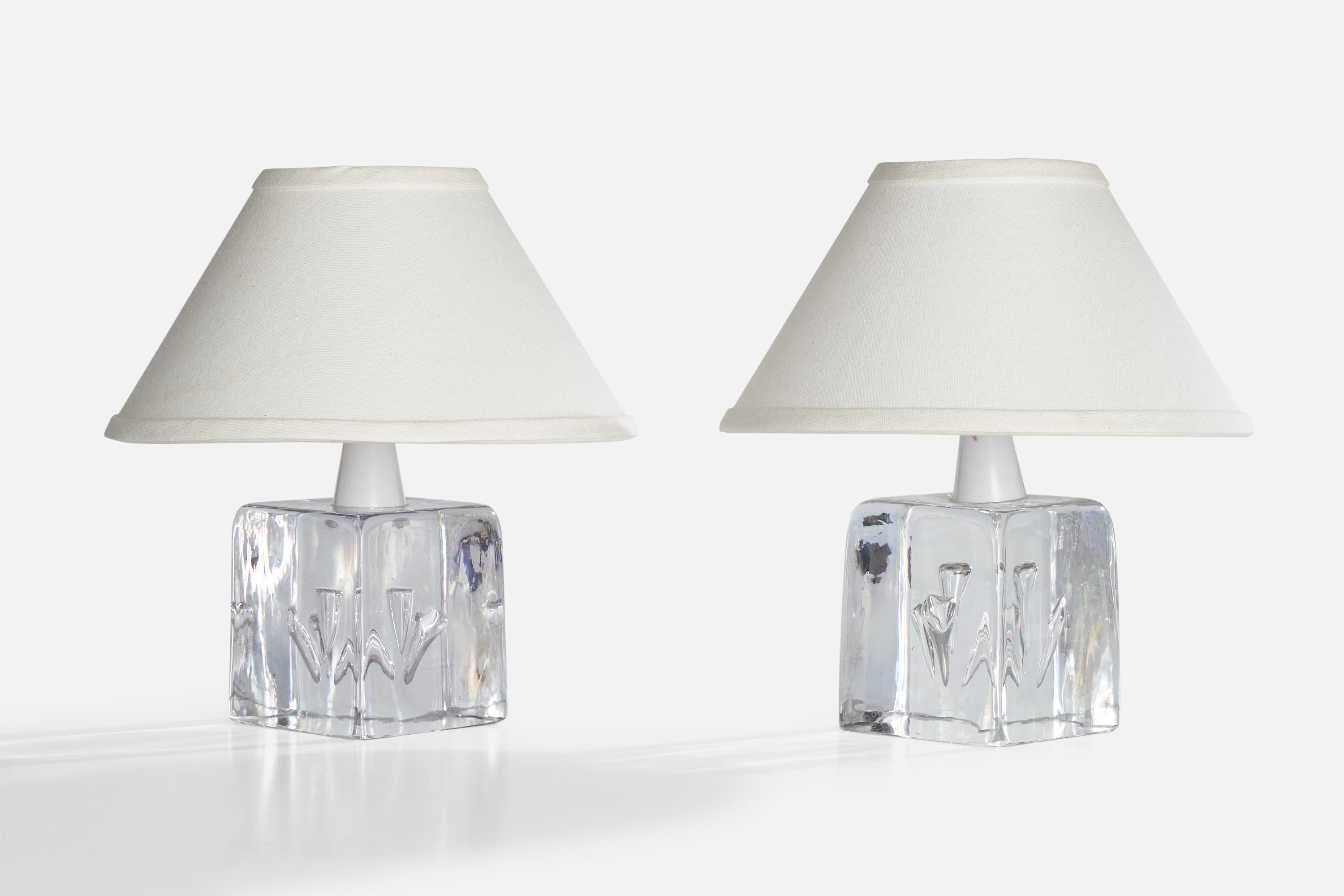 Paire de lampes de table en verre soufflé et en plastique conçues et produites en Suède, C.1960.

Dimensions de la lampe (pouces) : 8.125