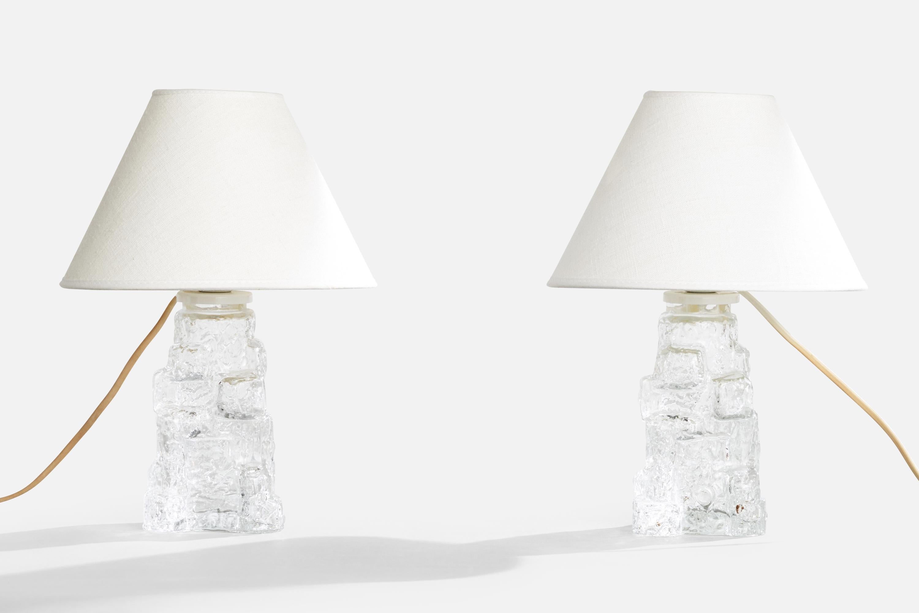 Paire de lampes de table en verre conçues et produites en Suède, C.C..

Dimensions de la lampe (pouces) : 8.2