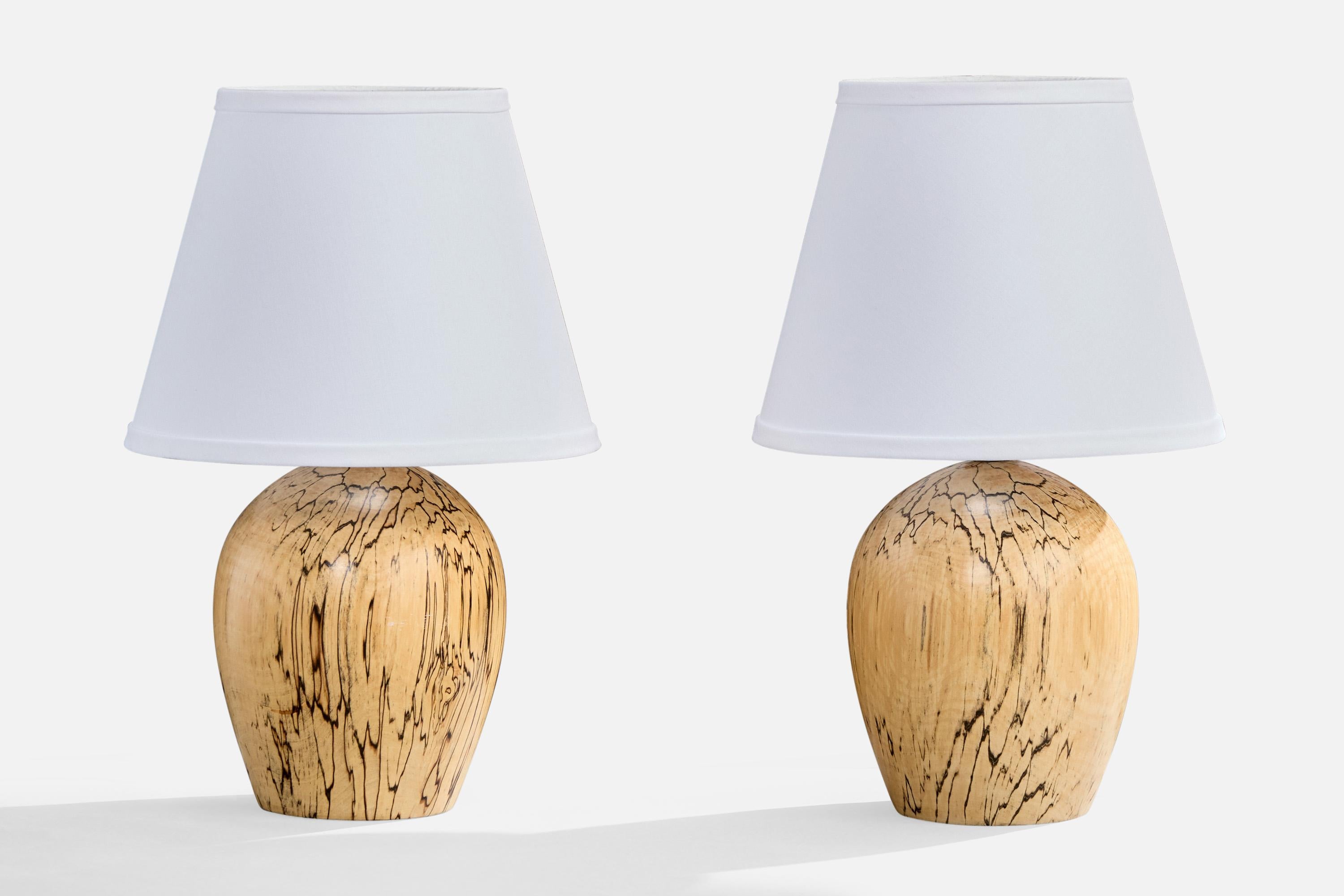 Paire de lampes de table en bouleau masur conçues et produites en Suède, C.1960.

Dimensions de la lampe (pouces) : 9.8