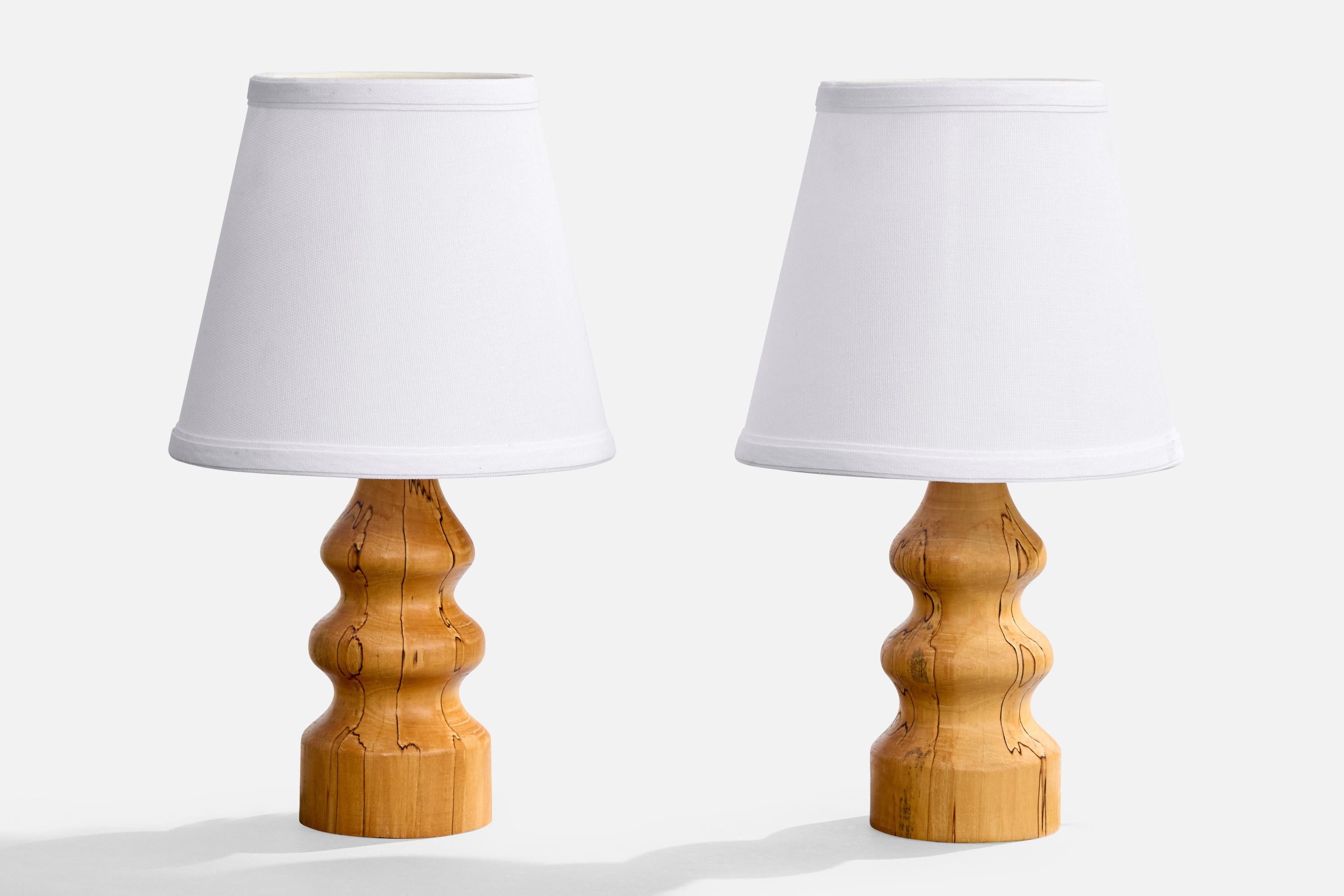 Paire de lampes de table en bouleau masur conçues et produites en Suède, c.1960.

Dimensions de la lampe (pouces) : 13.25