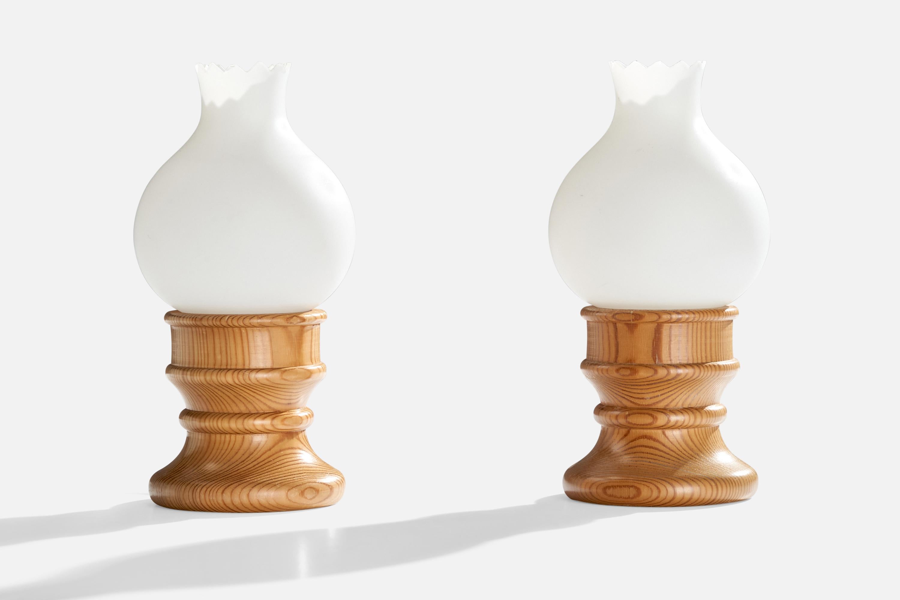 Pareja de lámparas de sobremesa de pino y cristal opalino blanco, diseñadas y fabricadas en Suecia, años setenta.

Dimensiones de la lámpara (pulgadas): 4,5