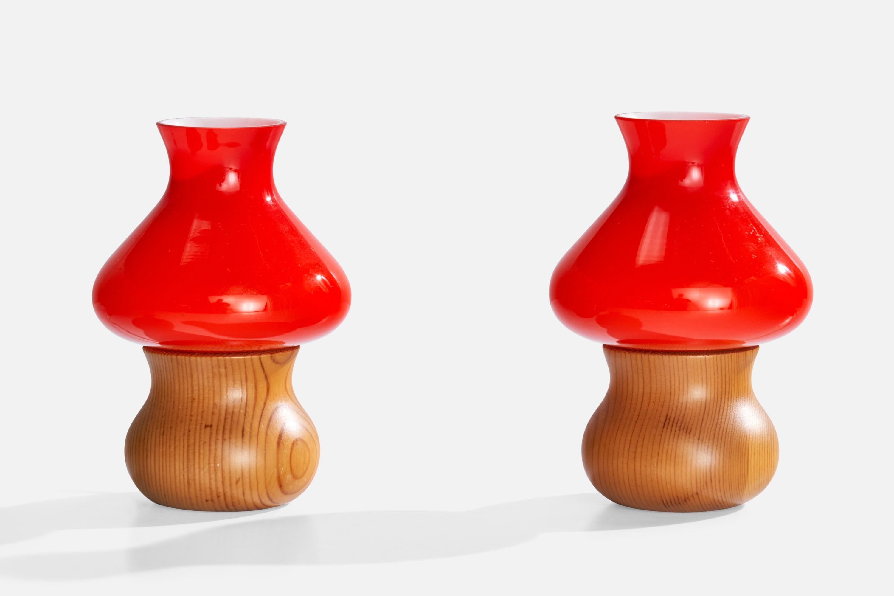 Pareja de lámparas de sobremesa de pino y cristal de color rojo, diseñadas y fabricadas en Suecia, c. 1970.

Dimensiones de la lámpara con pantalla (pulgadas): 6,875