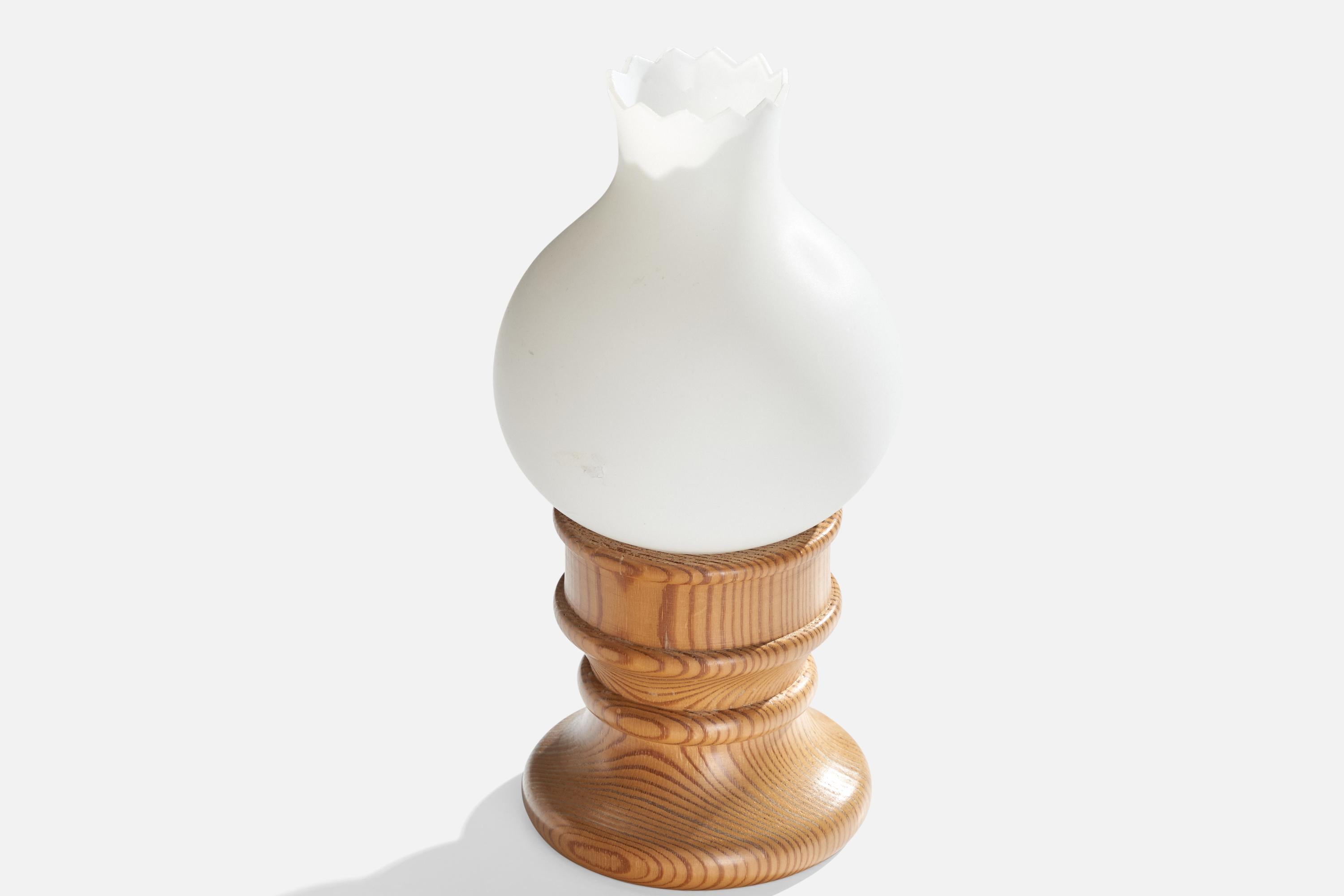 Diseñador sueco, lámparas de mesa, pino, cristal, Suecia, años 70 en Bueno estado para la venta en High Point, NC