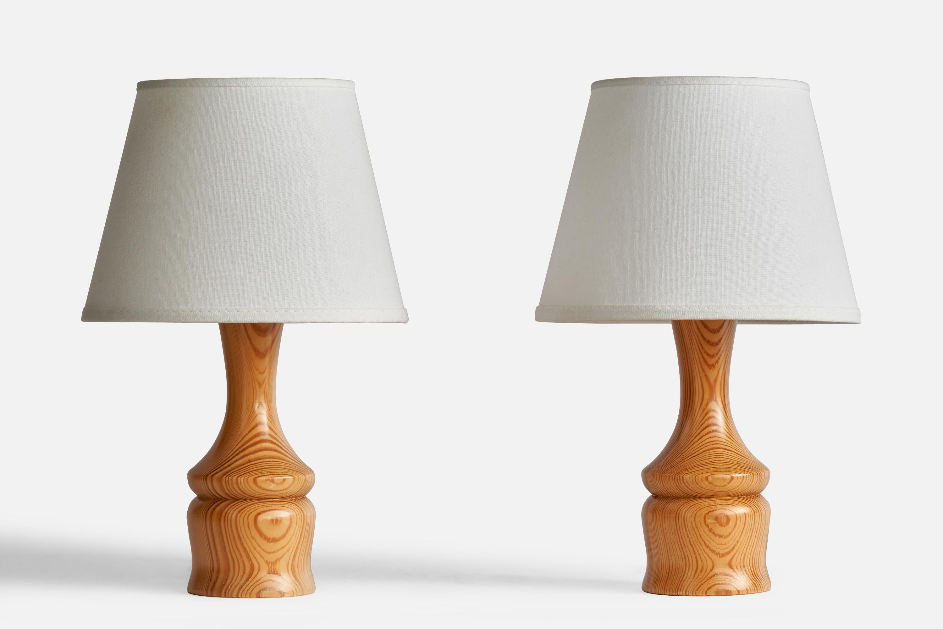 Paire de lampes de table en pin conçues et produites en Suède, années 1970.

Dimensions de la lampe : 9