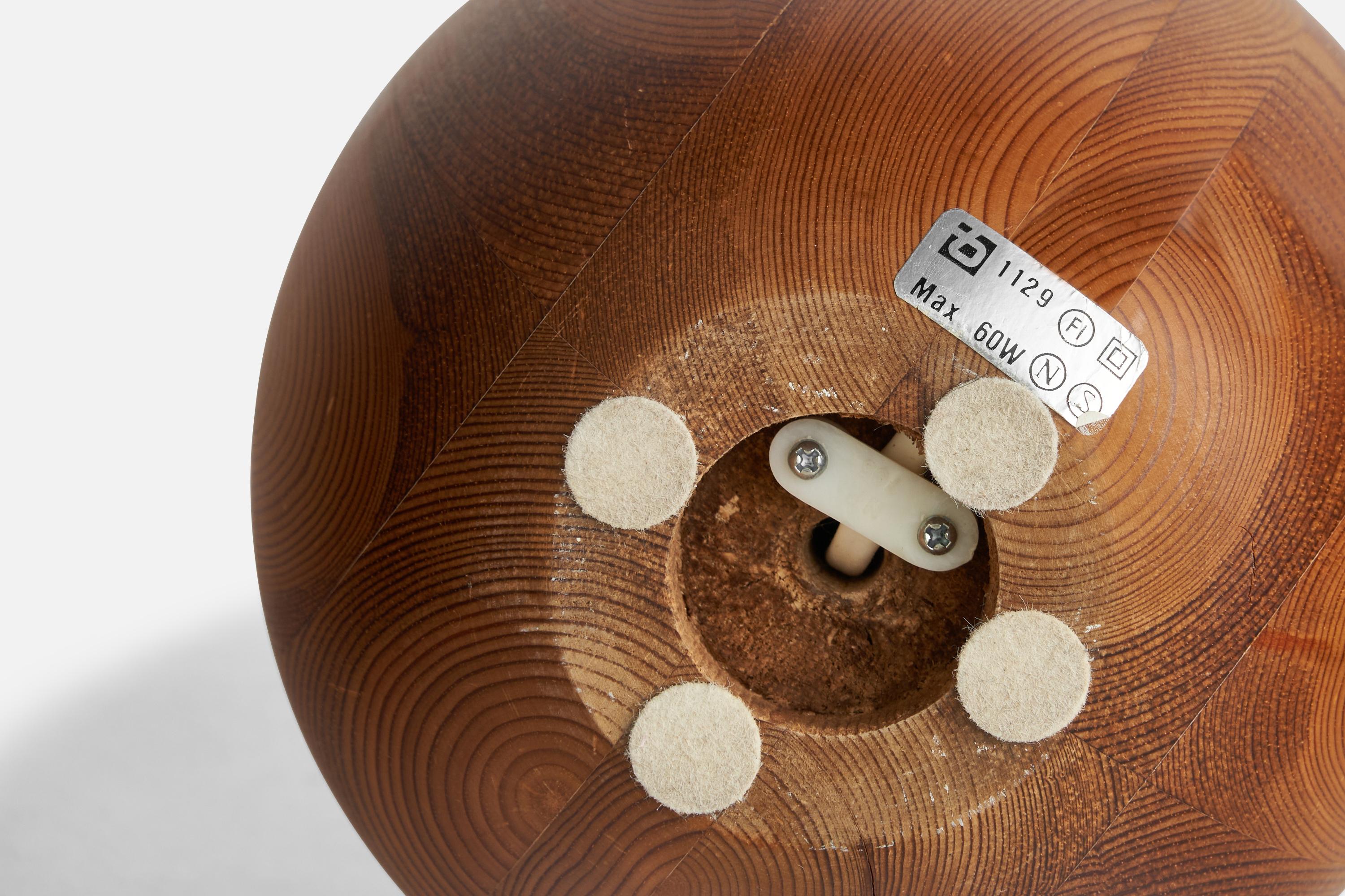 Paire de lampes de table en pin massif conçues et produites en Suède, années 1970.

Dimensions de la lampe (pouces) : 12