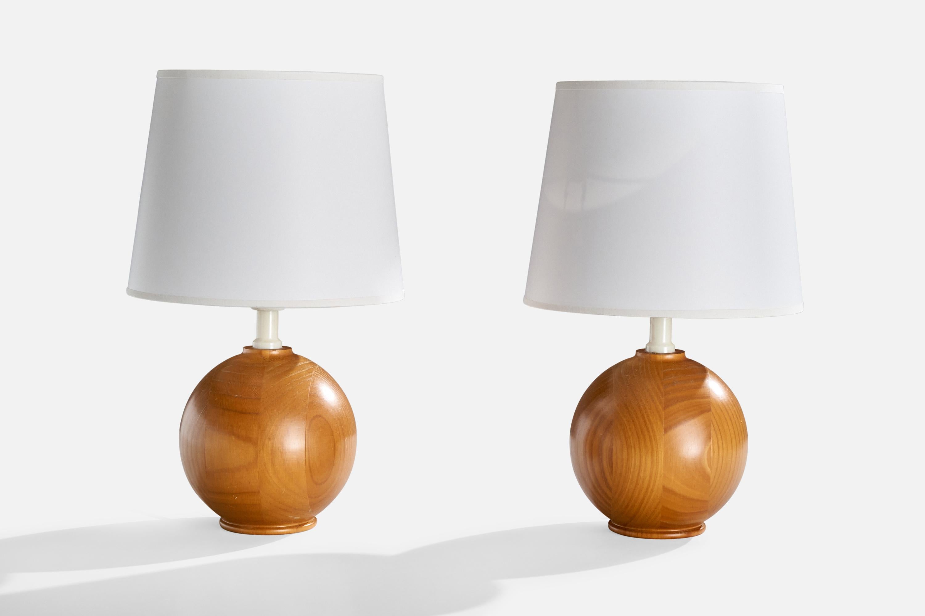 Paire de lampes de table en pin conçues et produites en Suède, c. années 1970.

Dimensions de la lampe (pouces) : 10