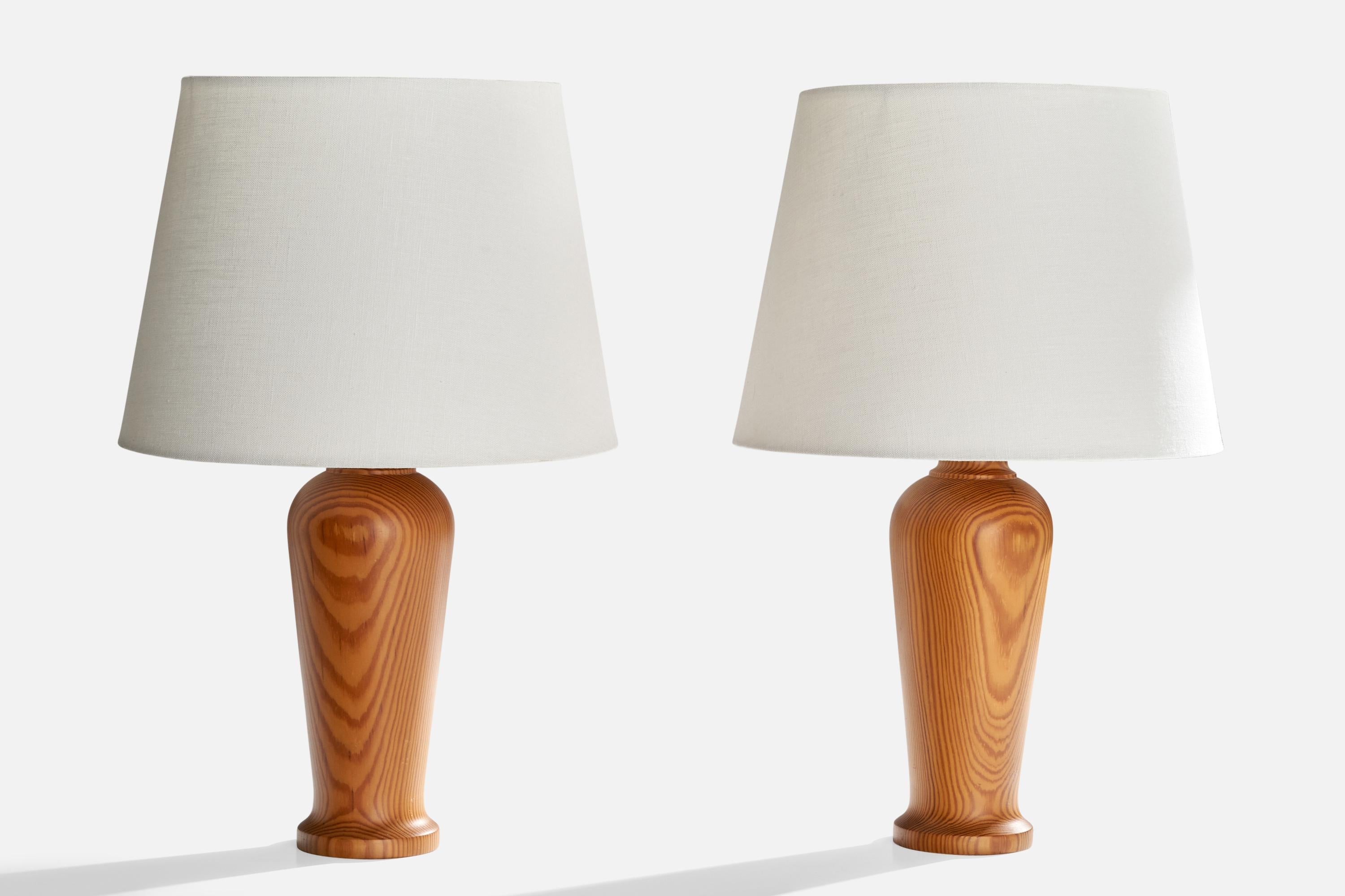 Paire de lampes de table en pin conçues et produites en Suède, c. années 1970.

Dimensions de la lampe (pouces) : 10.875