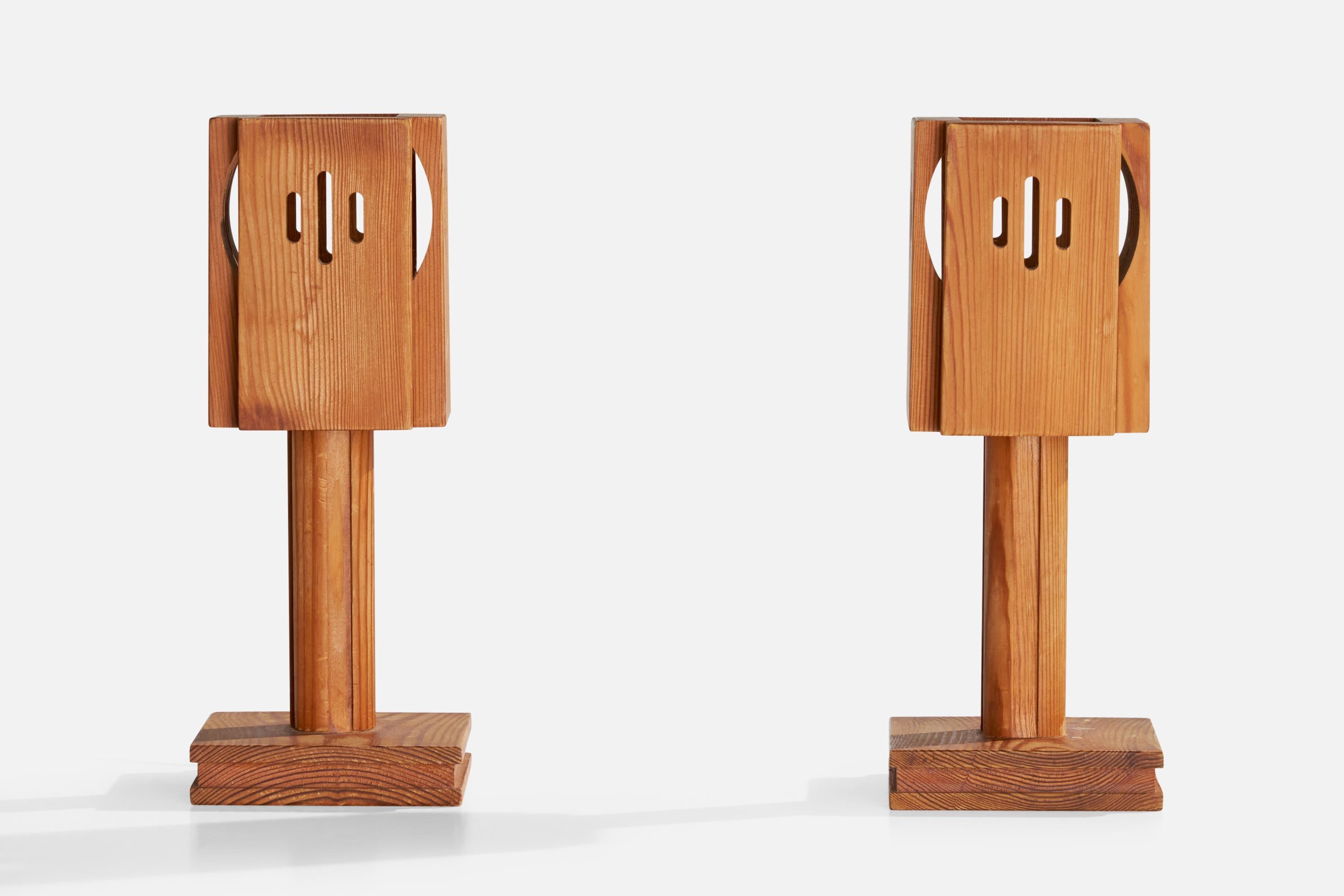Paire de lampes de table en pin conçues et produites en Suède, c. années 1970.

Dimensions de la lampe avec abat-jour (pouces) : 10.75