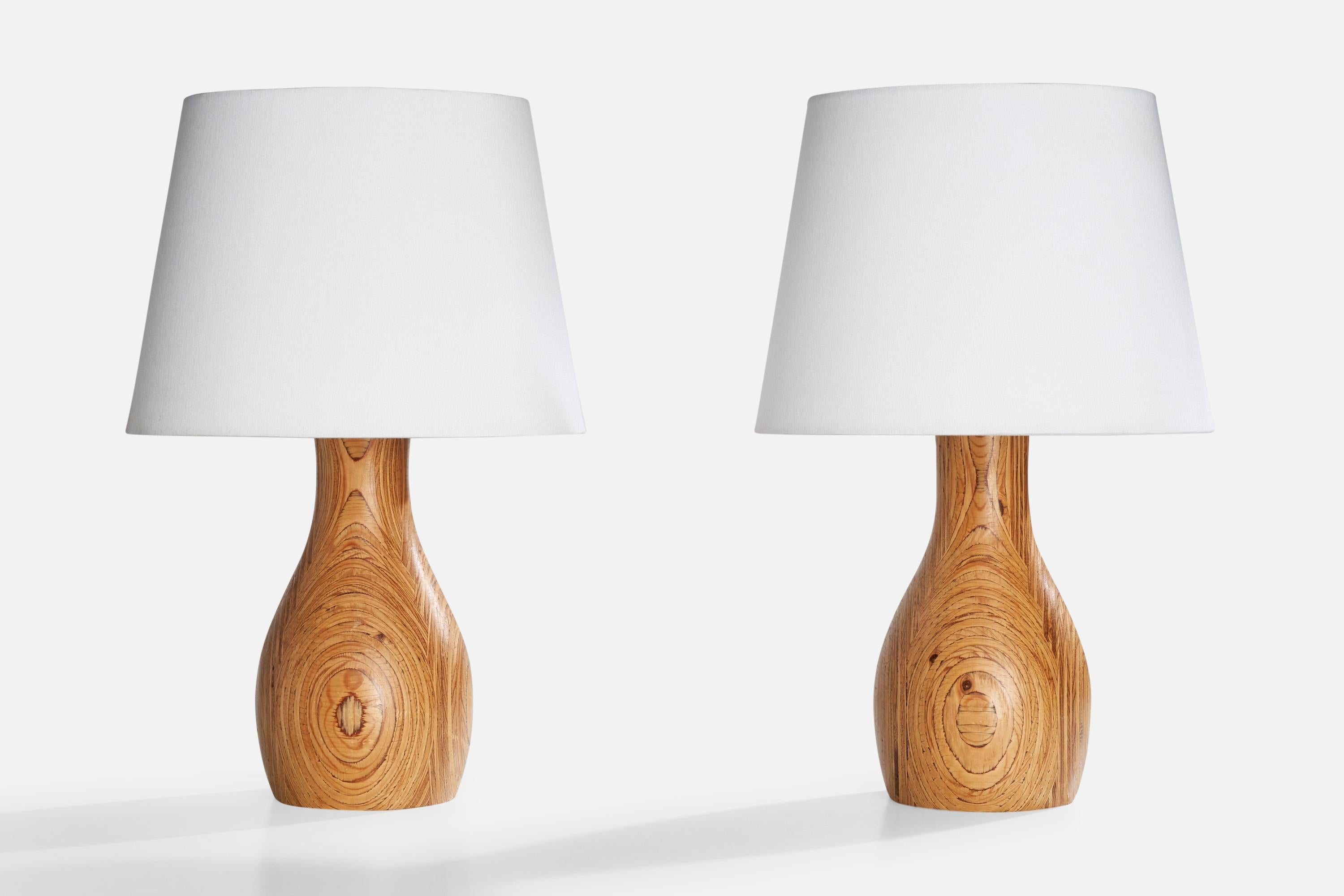 Coppia di lampade da tavolo in pino laminato impilato progettate e prodotte in Svezia, anni '70 circa.

Dimensioni della lampada (pollici): 10,125