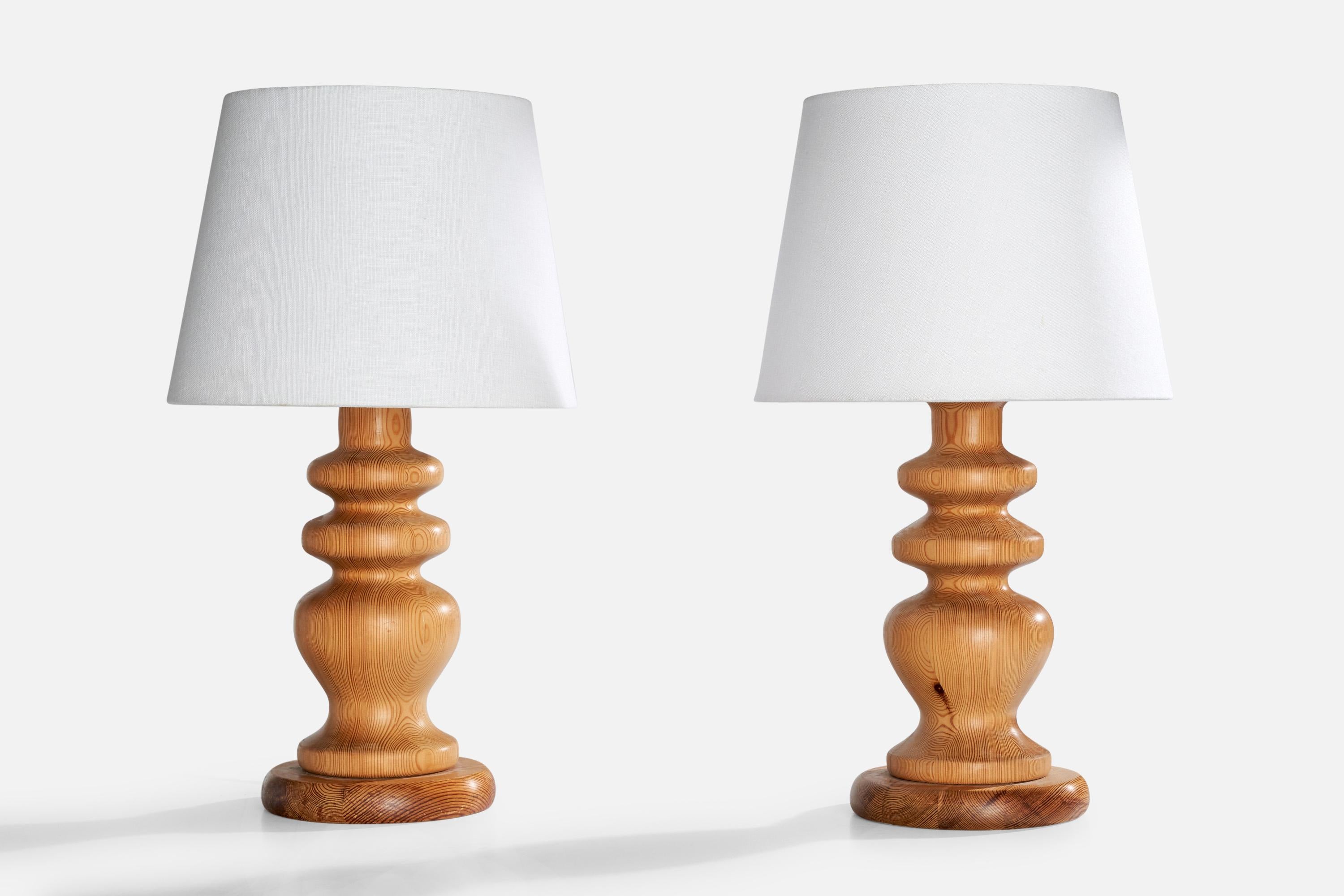 Paire de lampes de table en pin tourné, conçues et produites en Suède, C.C..

Dimensions de la lampe (pouces) : 15.25