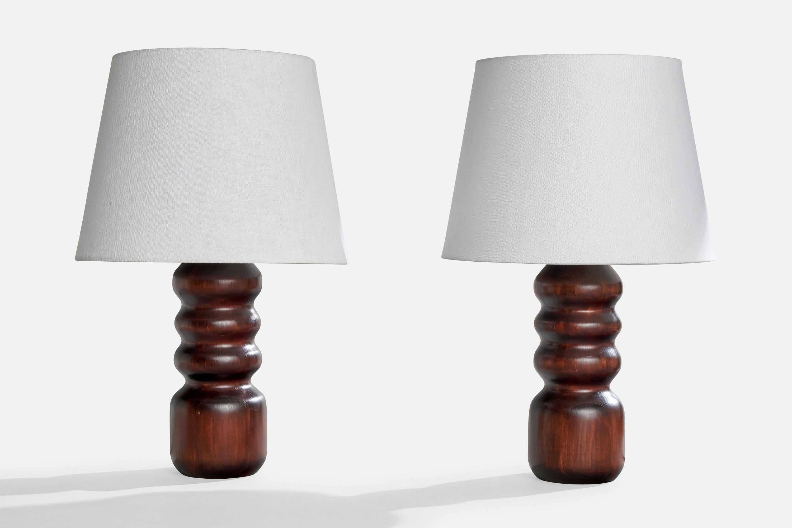 Paire de lampes de table en pin teinté foncé, conçues et produites en Suède, C.C..

Dimensions de la lampe (pouces) : 12.95