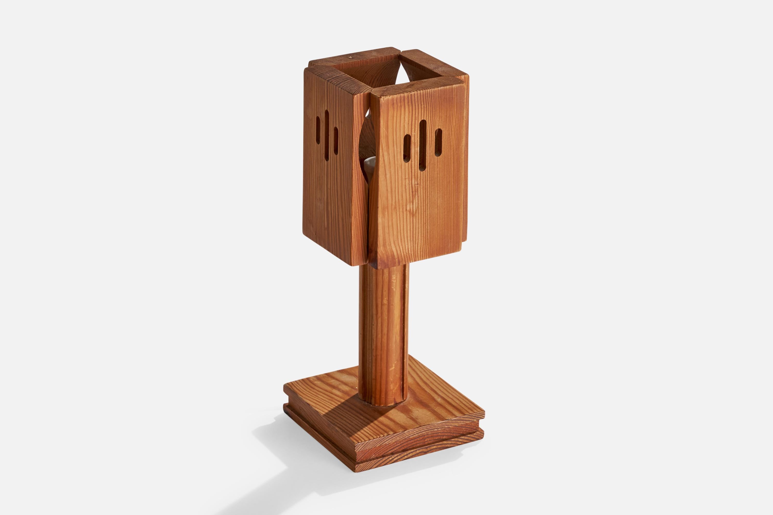 Fin du 20e siècle Créateur suédois, lampes de table, pin, Suède, années 1970 en vente