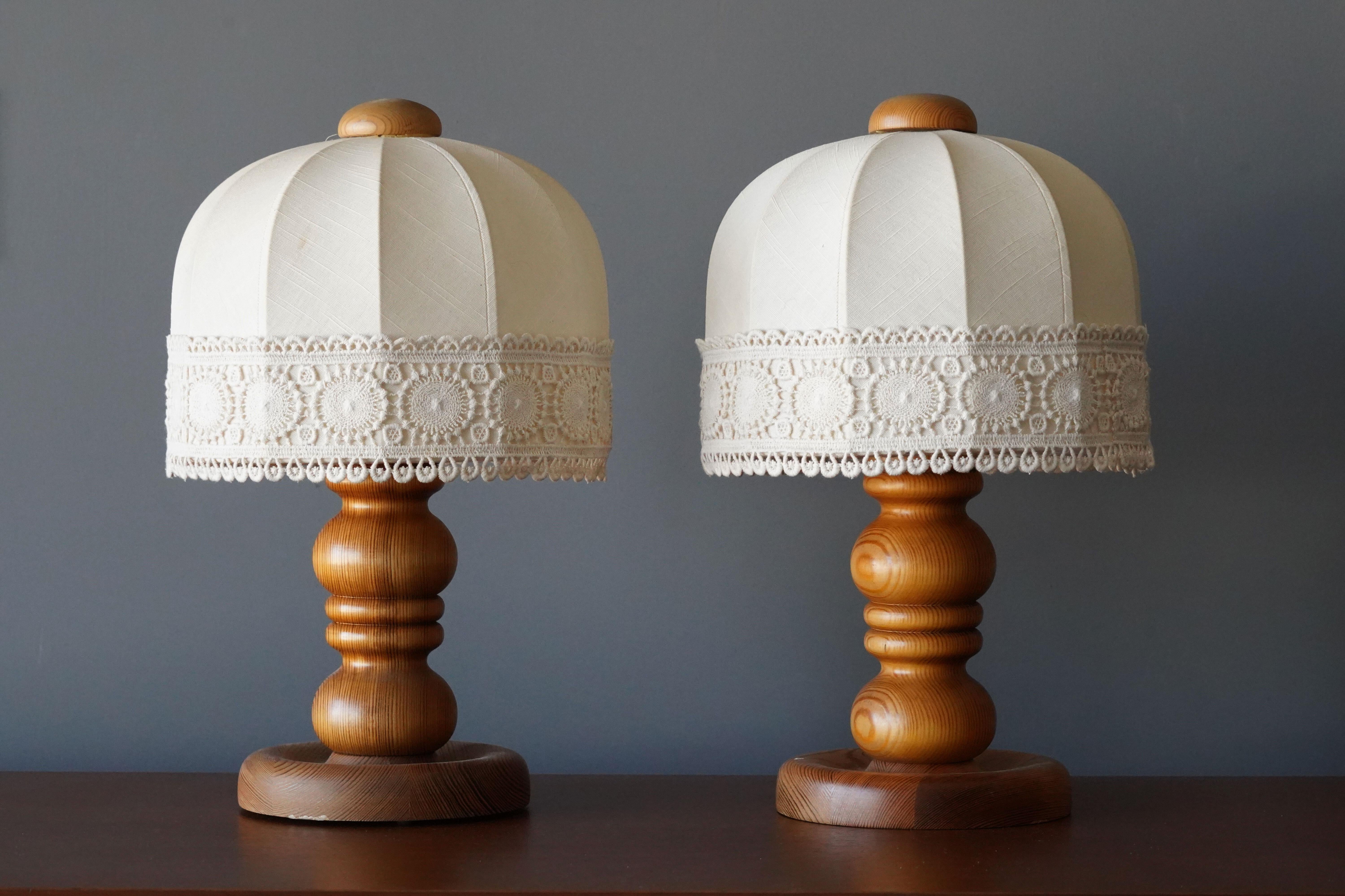 A pair of table lamps, designed and produced in Sweden, 1970s. In solid finely turned pine. With original lampshades.



 