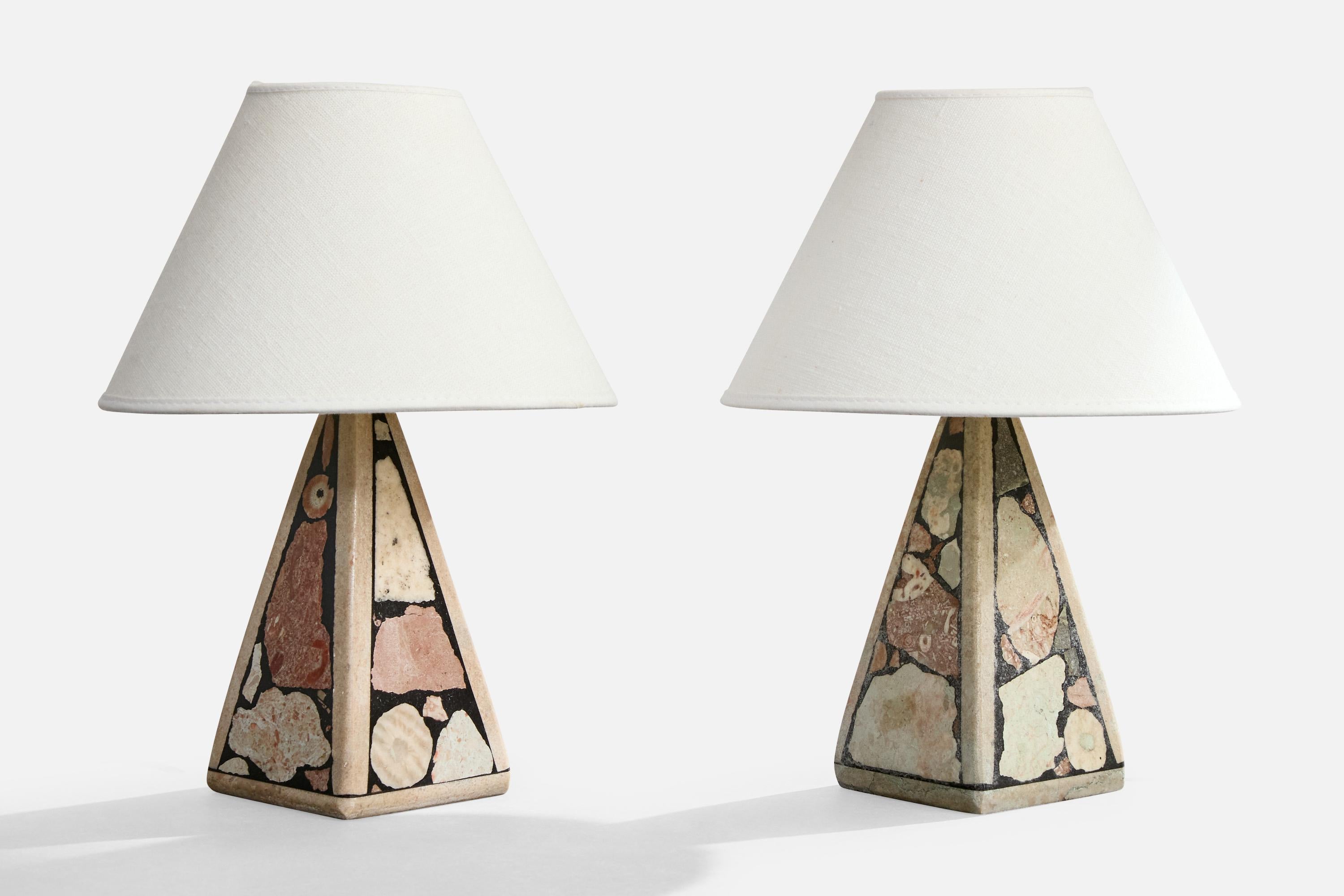 Paire de lampes de table en pierre fossile conçues et produites à Gotland, Suède, C.C..

Dimensions de la lampe (pouces) : 8