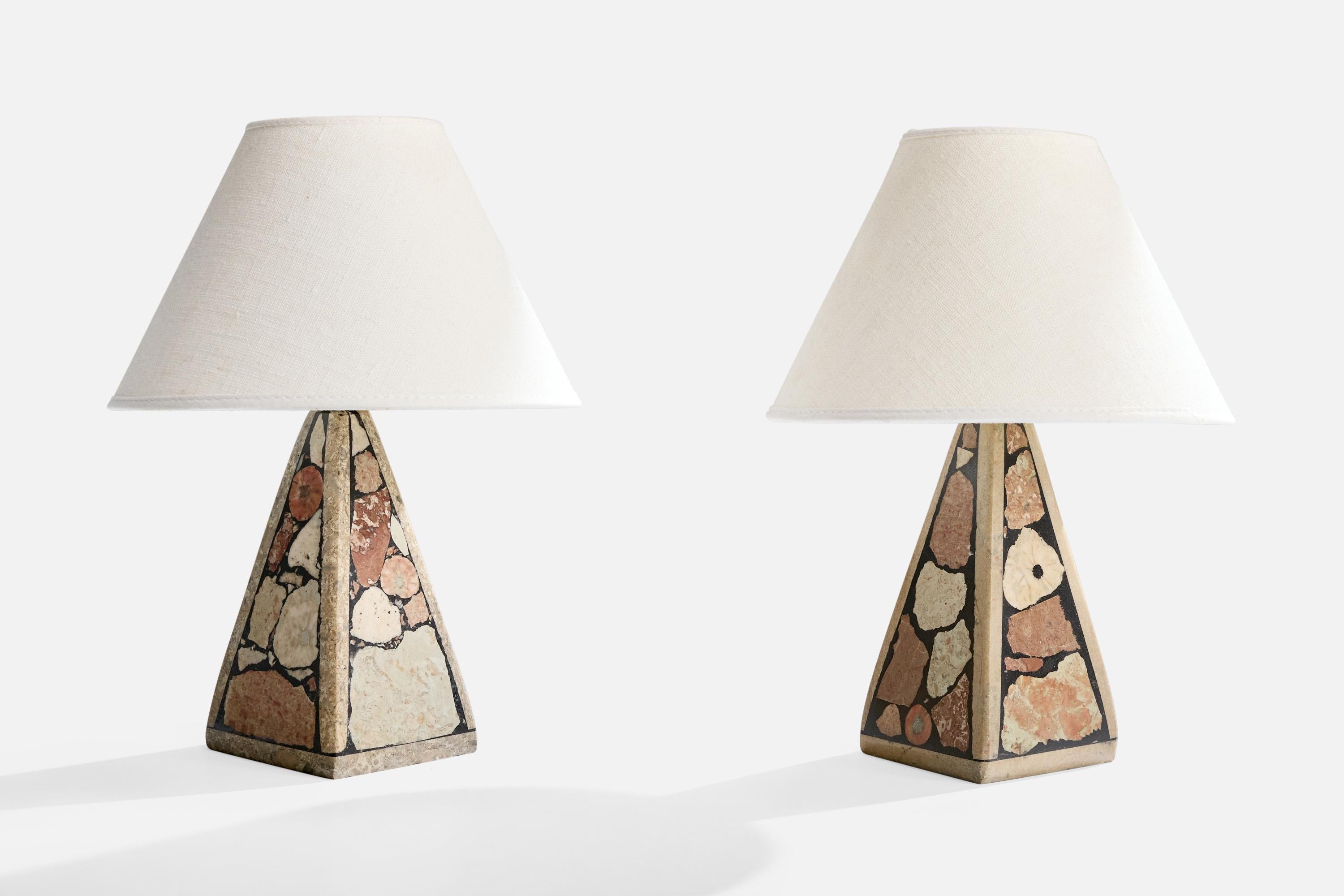 Coppia di lampade da tavolo in pietra fossile progettate e prodotte in Svezia, anni '1980 circa.

Dimensioni della lampada (pollici): 8,2 