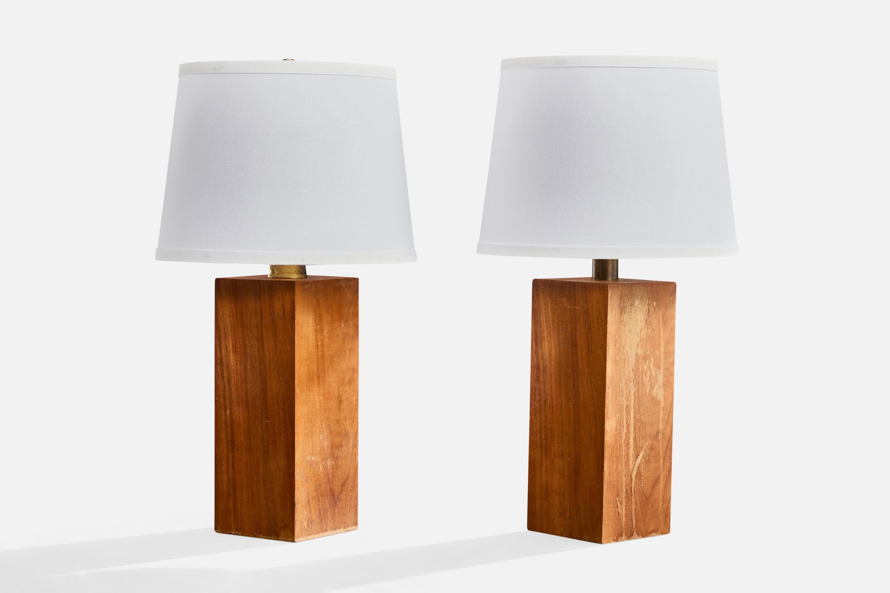 Pareja de lámparas de sobremesa de latón y teca, diseñadas y fabricadas en Suecia, c. 1950.

Diferentes dimensiones para cada cuello de latón.

Dimensiones de la lámpara (pulgadas): 16,75 