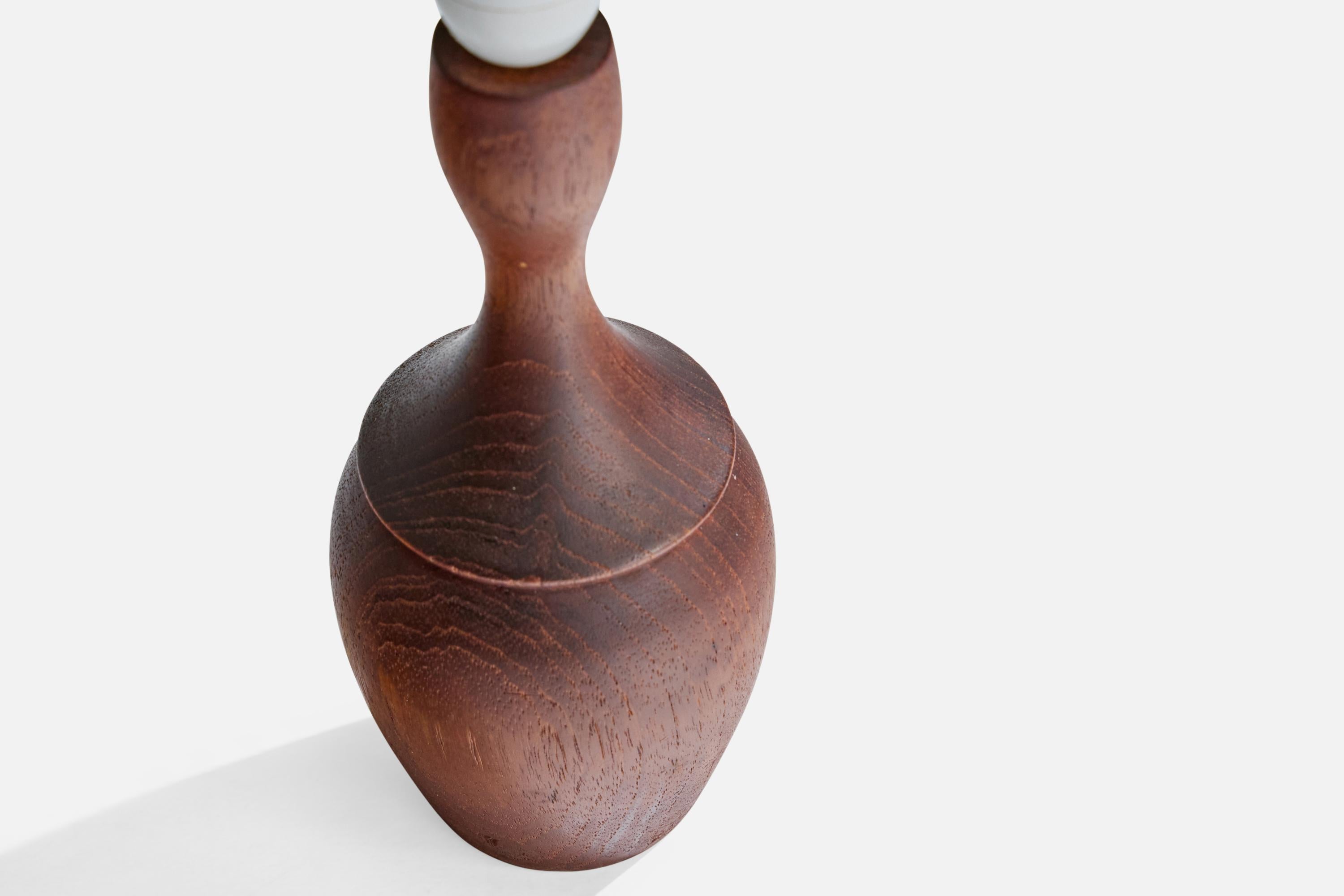 Diseñador sueco, lámparas de mesa, teca, tela, Suecia, años 50 mediados del siglo XX en venta