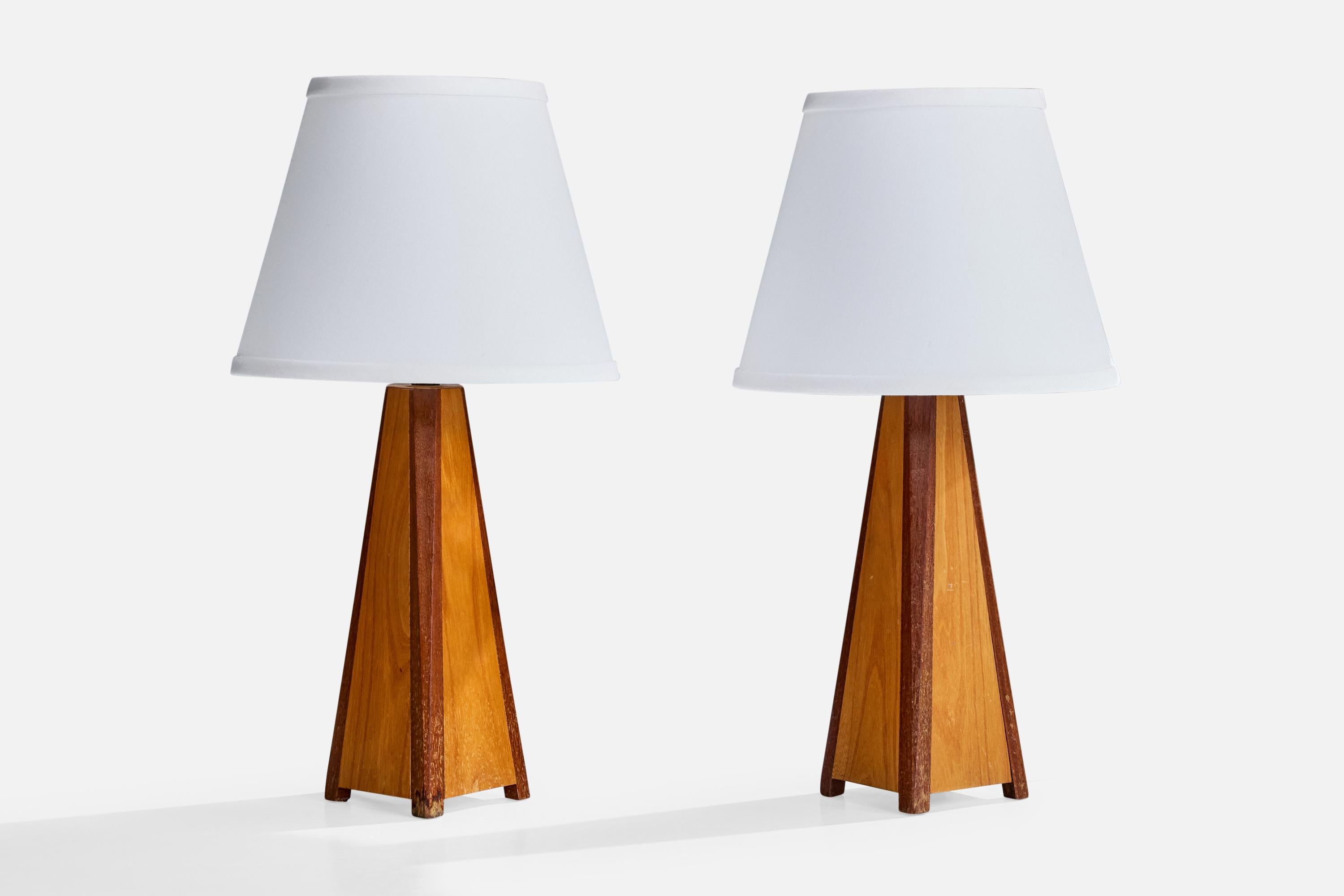Pareja de lámparas de sobremesa de teca y roble diseñadas y fabricadas en Suecia, c. 1950.

Dimensiones de la pantalla (pulgadas): 6 Diámetro superior x 10