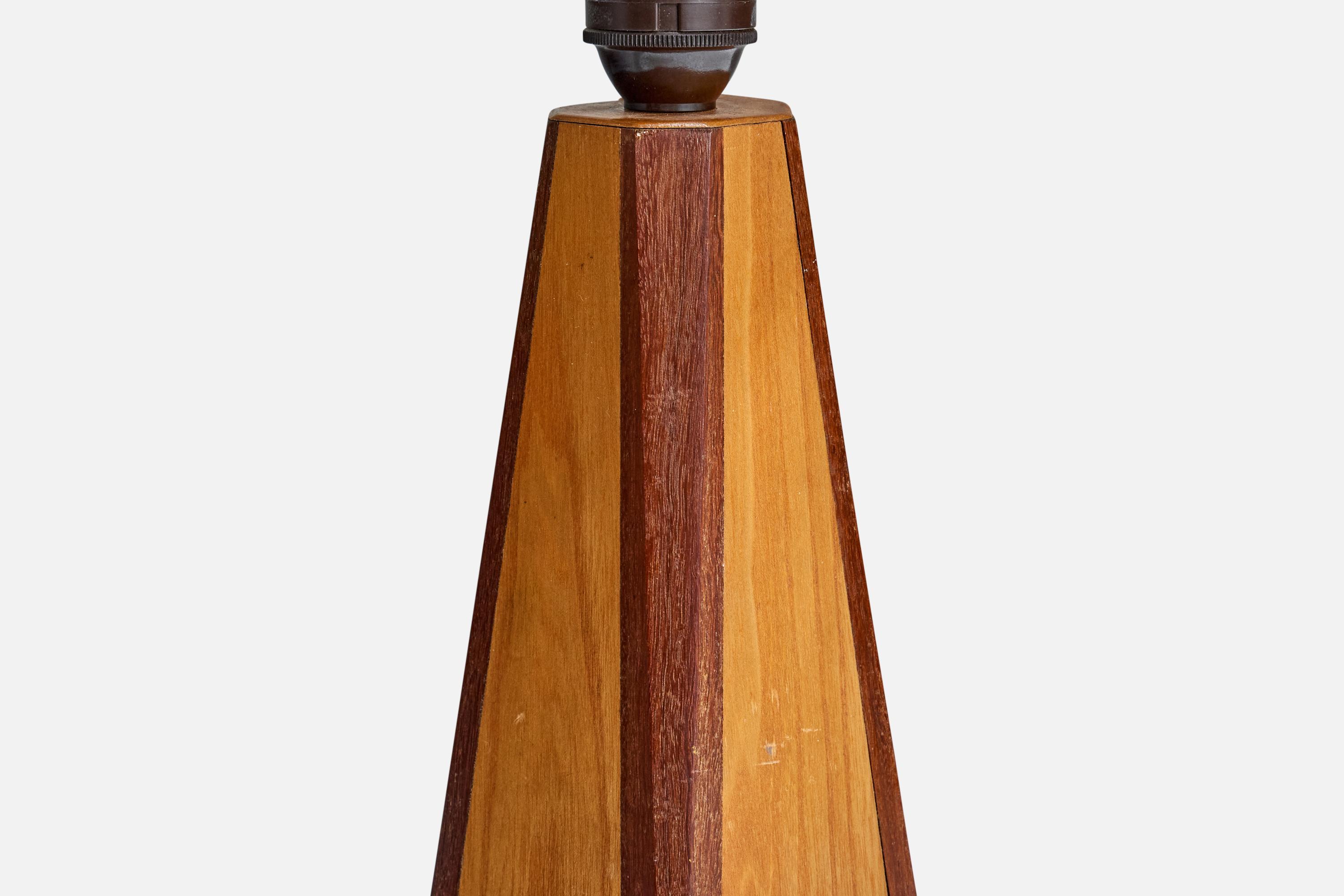 Diseñador sueco, lámparas de mesa, teca, roble, Suecia, años 50 mediados del siglo XX en venta