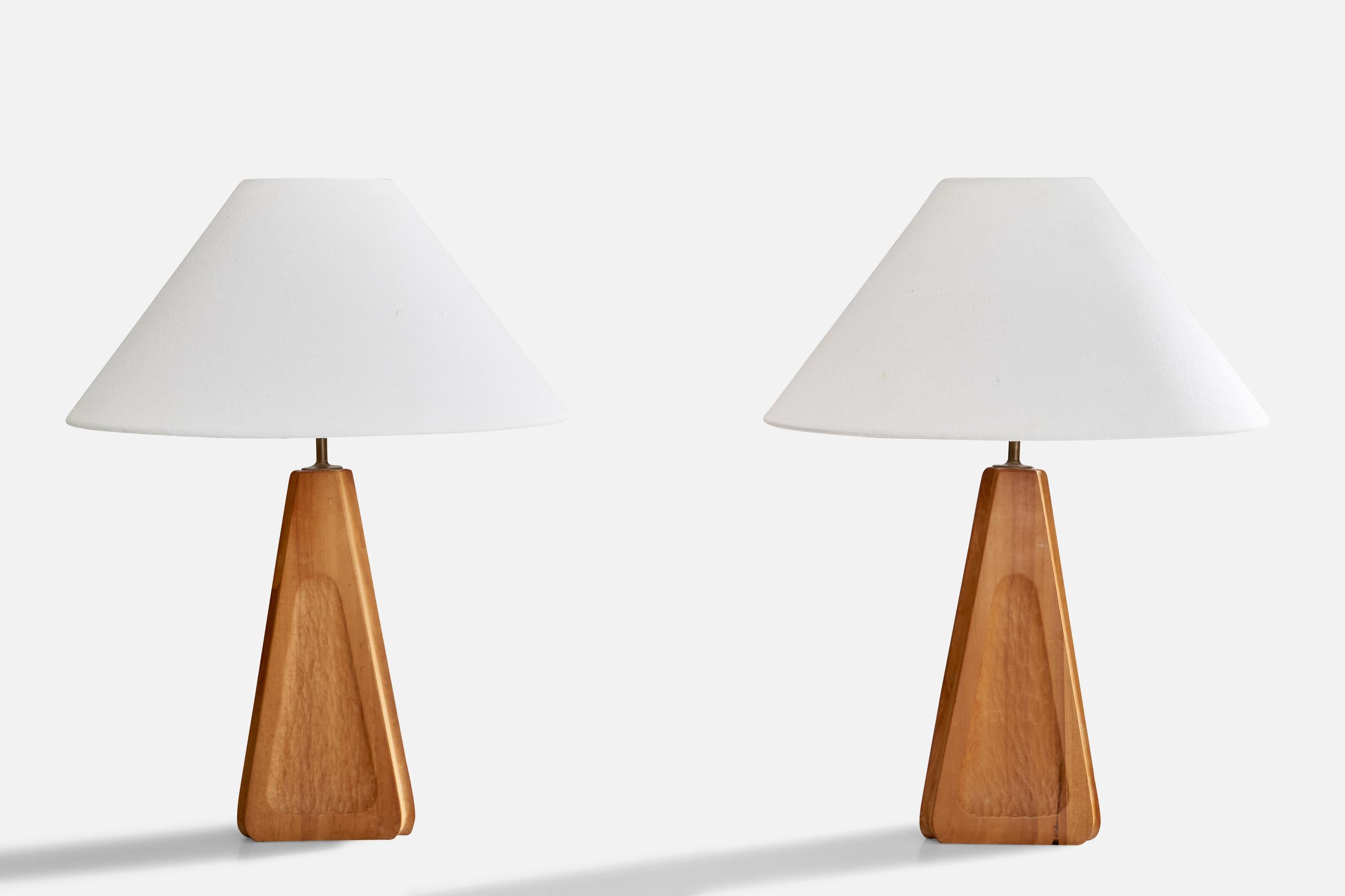 Paire de lampes de table en bois massif et en laiton conçues et produites en Suède, C.C..

Dimensions de la lampe (pouces) : 16