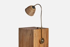 Designer suédois, Task Light, laiton, rotin, Suède, années 1940