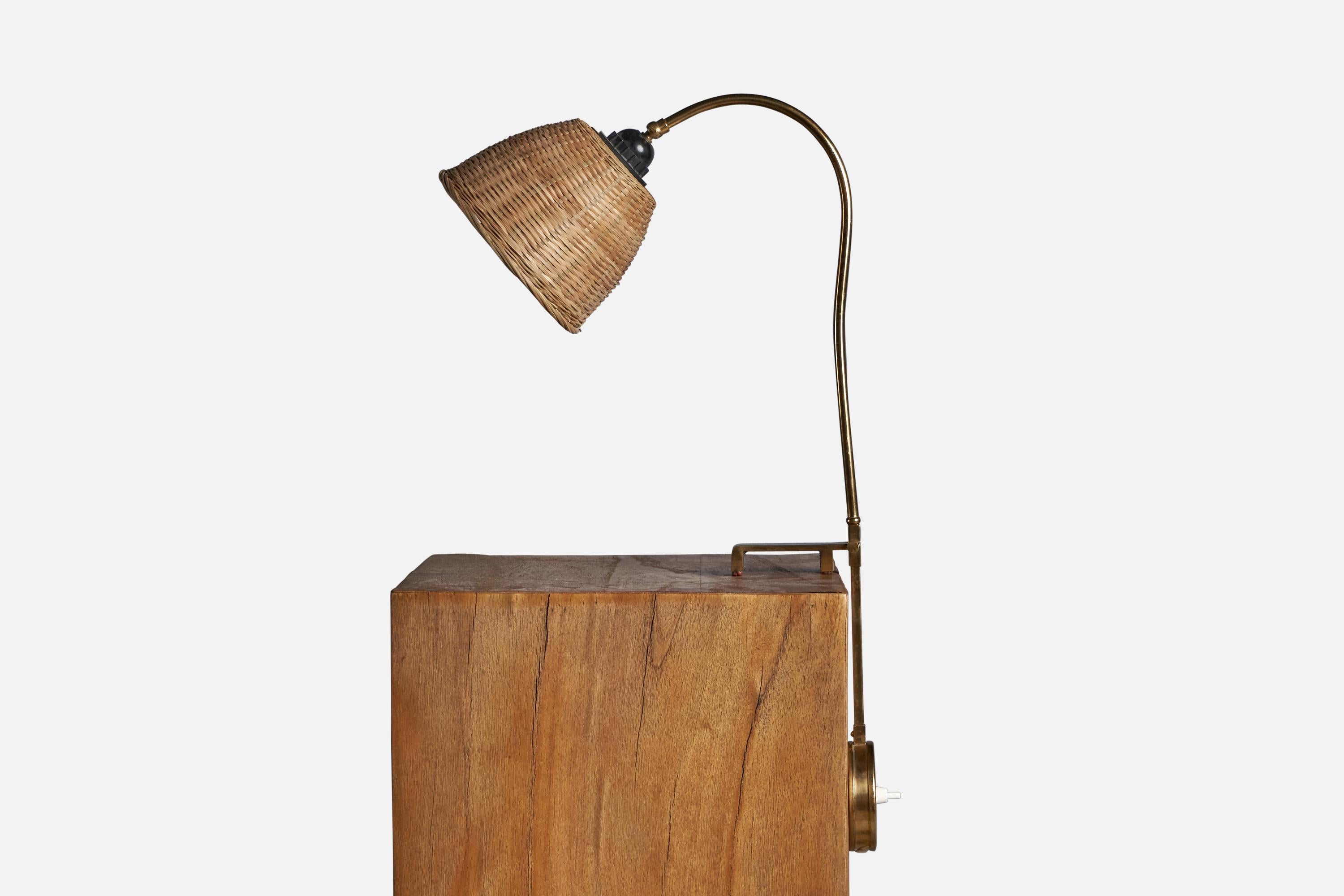 Scandinave moderne Créateur suédois, lampe à Task Light, laiton, rotin, Suède, années 1940 en vente