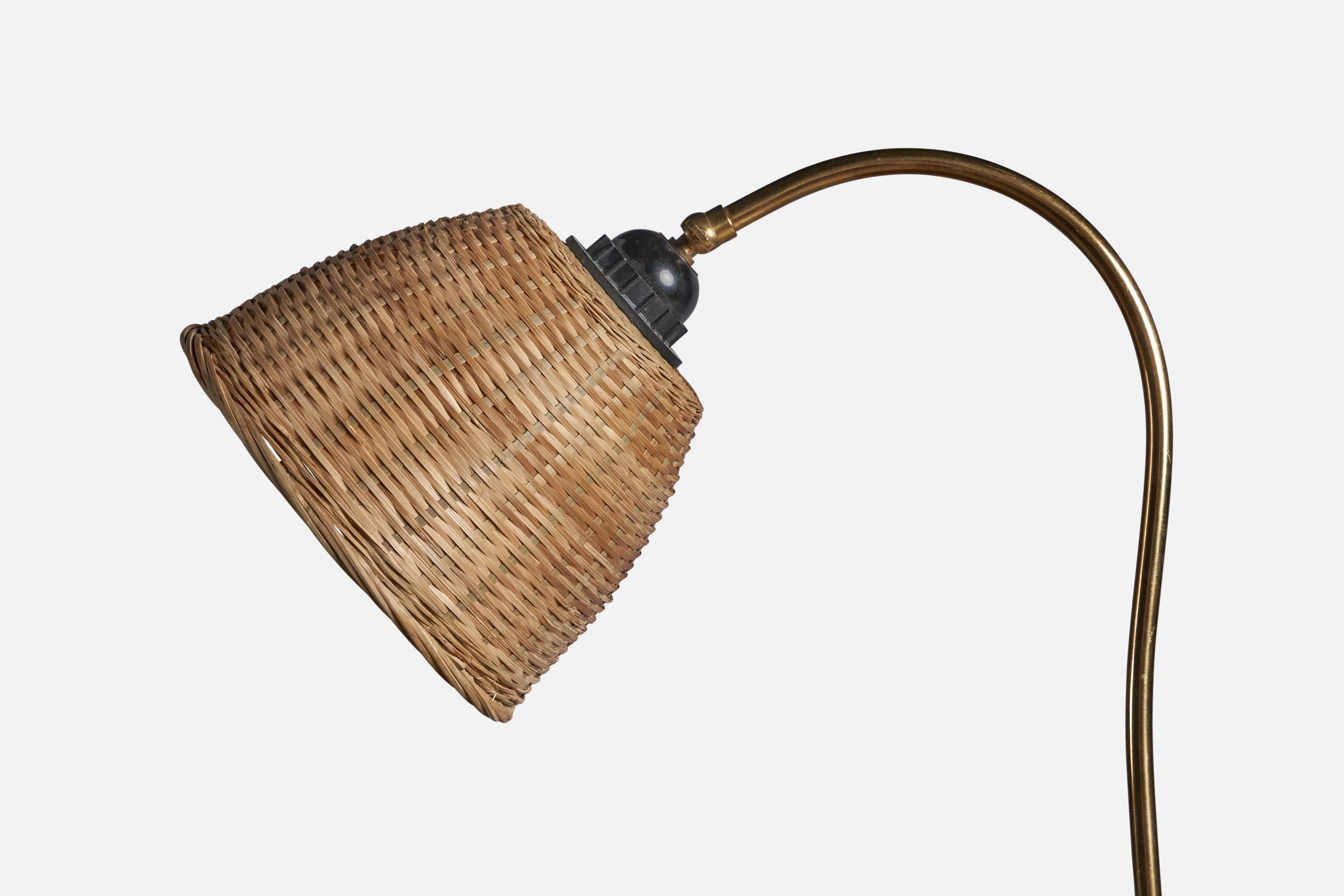 Suédois Créateur suédois, lampe à Task Light, laiton, rotin, Suède, années 1940 en vente