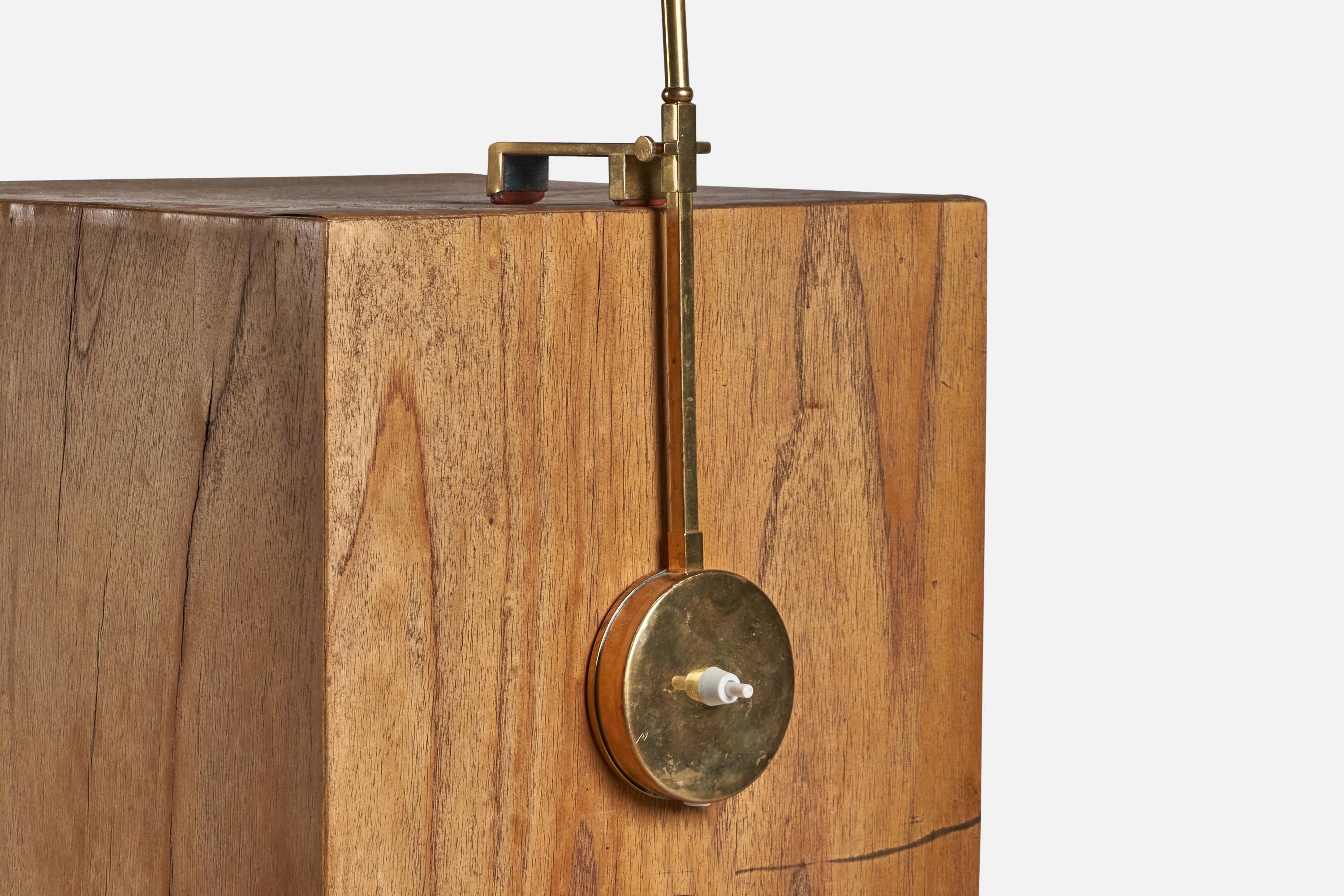 Créateur suédois, lampe à Task Light, laiton, rotin, Suède, années 1940 Bon état - En vente à High Point, NC