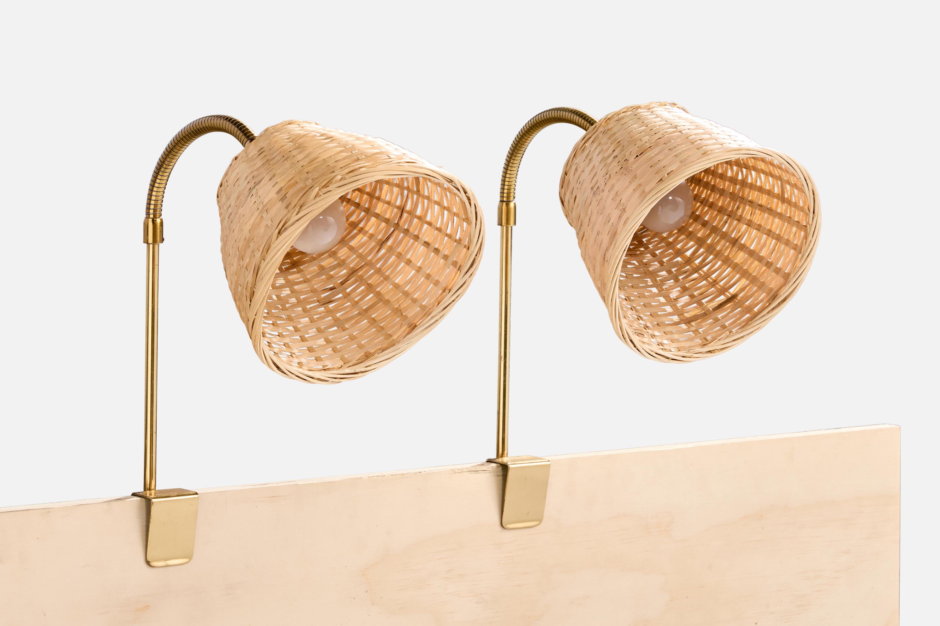 Paire de lampes à pince en laiton et en rotin, conçues et produites en Suède, C.1950.

Abats-jour en rotin assortis.

Dimensions globales (en pouces) : 18