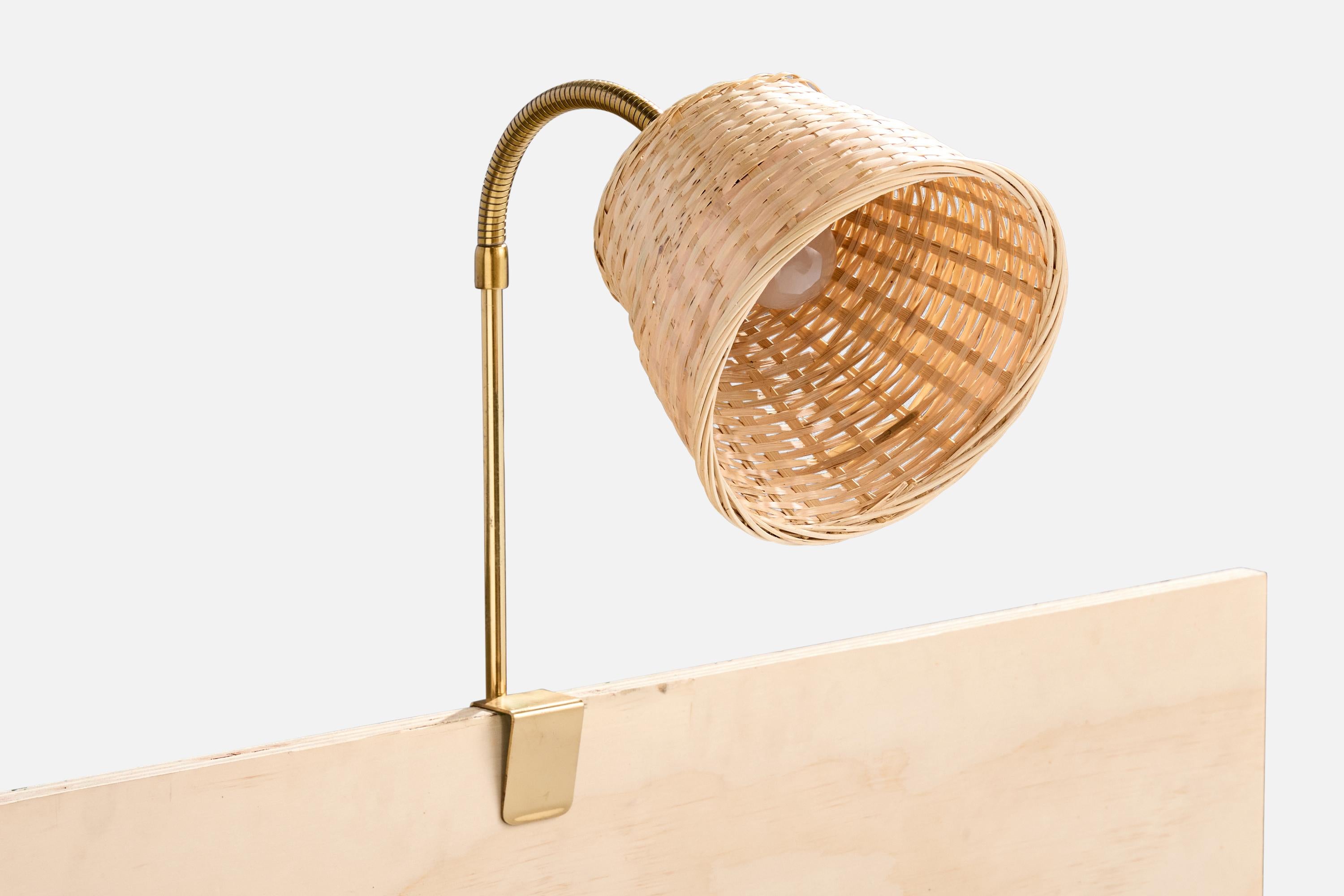 Suédois Design/One, Task Lights, laiton, rotin, Suède, années 1950 en vente
