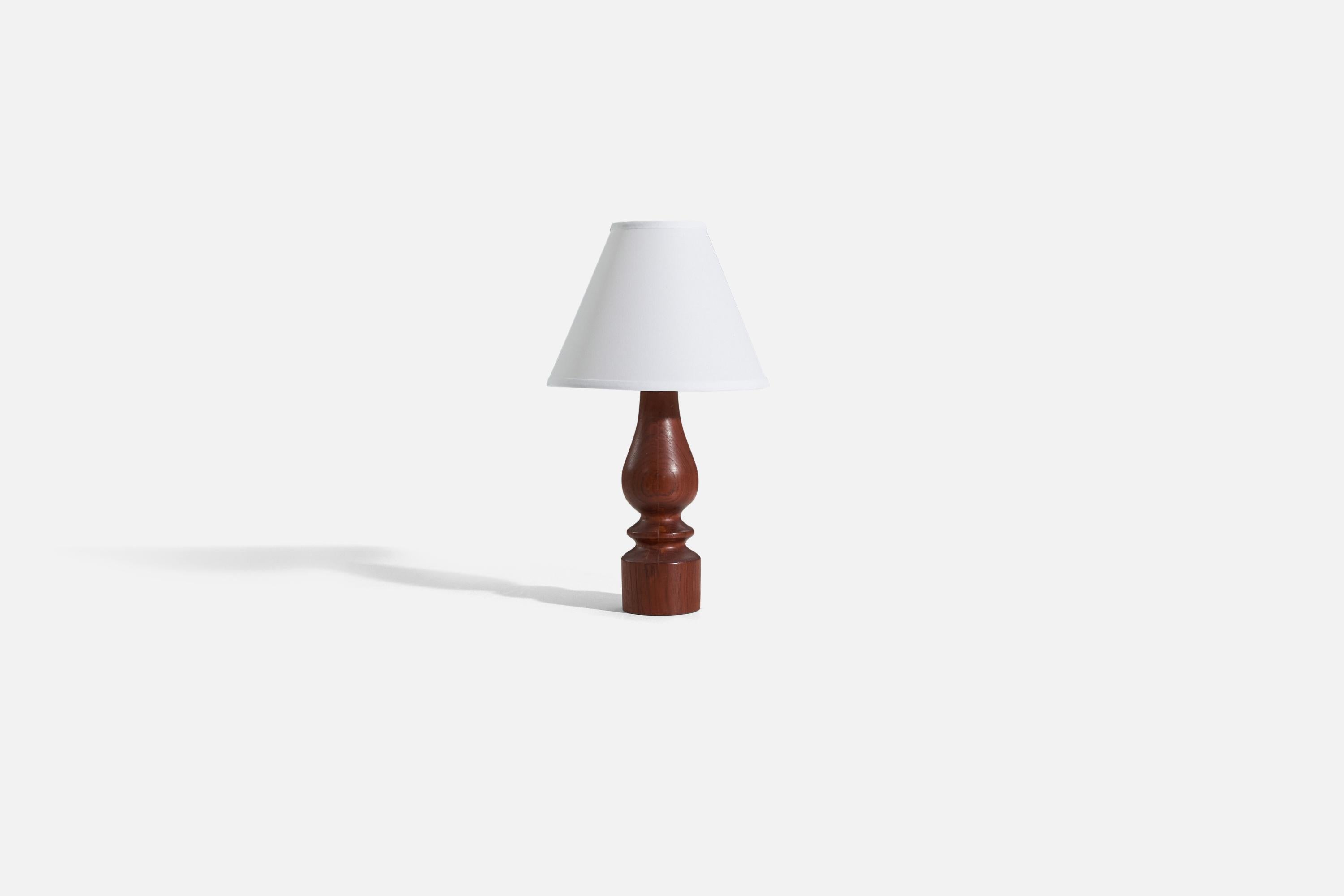 Eine Tischlampe aus Teakholz, entworfen und hergestellt von einem schwedischen Designer, Schweden, 1960er Jahre.

Verkauft ohne Lampenschirm. 
Abmessungen der Lampe (Zoll) : 14.25 x 3,5625 x 3,5625 (H x B x T)
Abmessungen des Schirms (Zoll) : 4.25 x