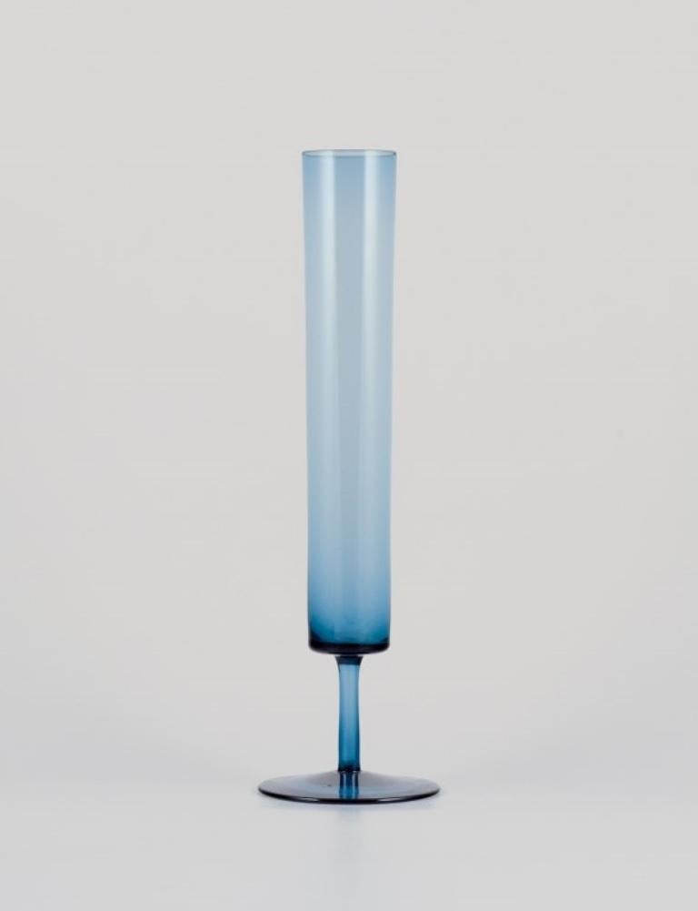 Designer svedese, tre vasi in vetro artistico dal design sottile.
Vetro blu soffiato a bocca.
Approssimativamente dagli anni '70.
In perfette condizioni.
Il più grande misura: 36,0 cm x P 10,0 cm.