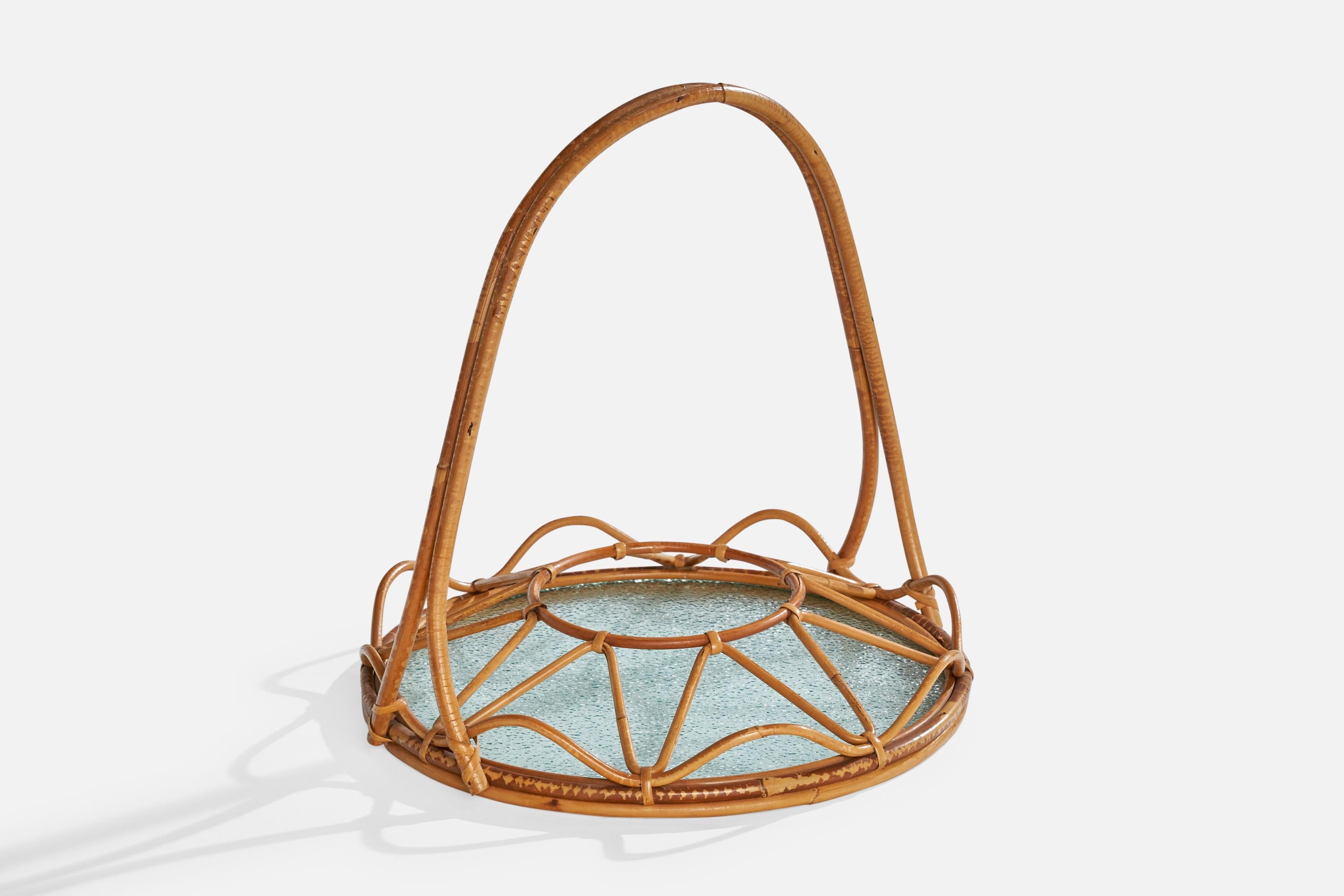 Bandeja de bambú moldeado, ratán y vidrio esmerilado, diseñada y fabricada en Suecia, c. 1960.

Dimensiones: 14