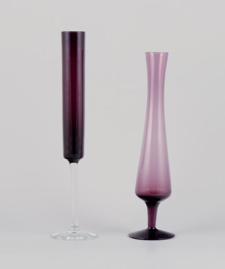 Schwedischer Designer, zwei Vasen aus Kunstglas in schlankem Design.
Violettes und klares mundgeblasenes Glas.
Ungefähr in den 1970er Jahren.
In perfektem Zustand.
Größte Größe: H 29,5 cm x T 6,5 cm.