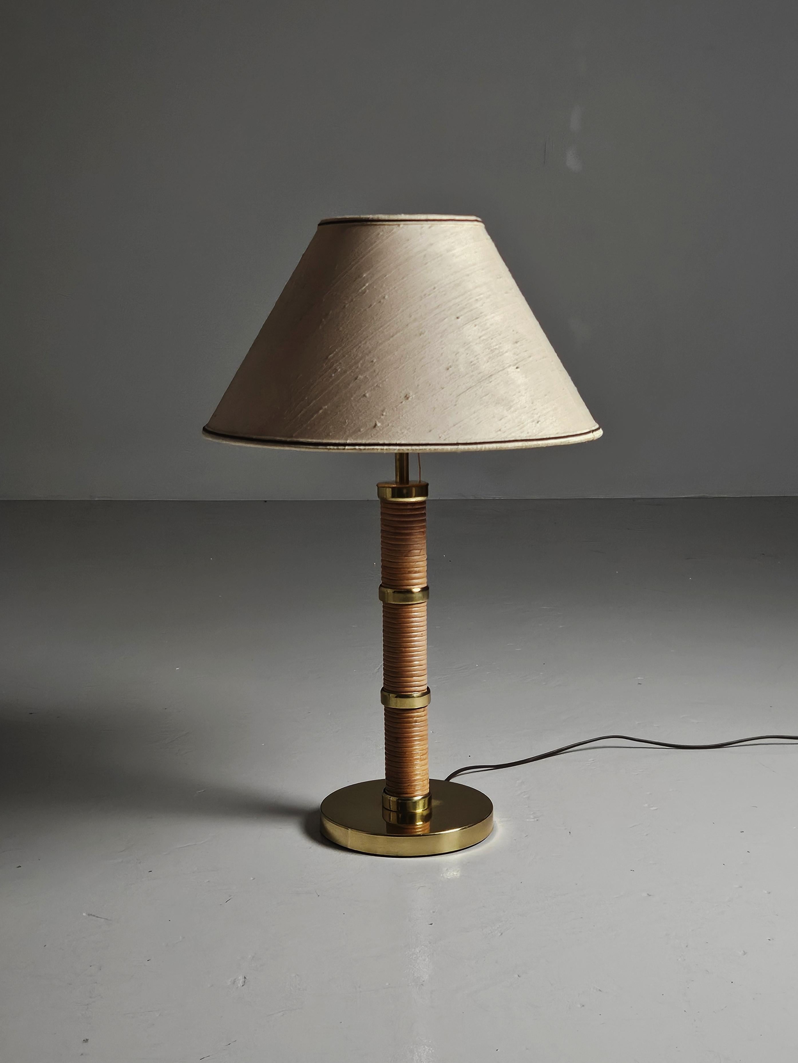 Lampe de table Bigli d'un designer inconnu et produite par Miranda AB, Suède, au cours des années 1970.

Taille généreuse en laiton et rotin. 
