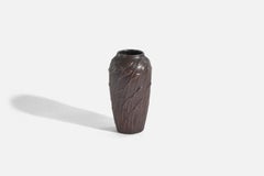 Designer svedese, Vaso, Terracotta smaltata marrone, Svezia, 1930 ca.