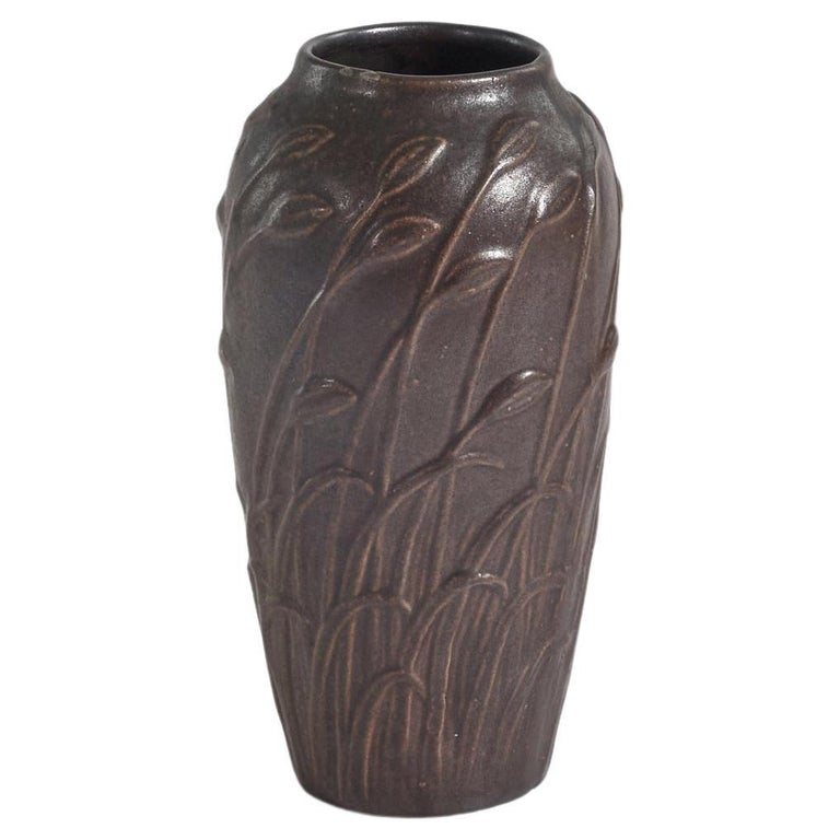 Vase de créateur suédois, faïence émaillée marron, Suède, vers 1930 En  vente sur 1stDibs